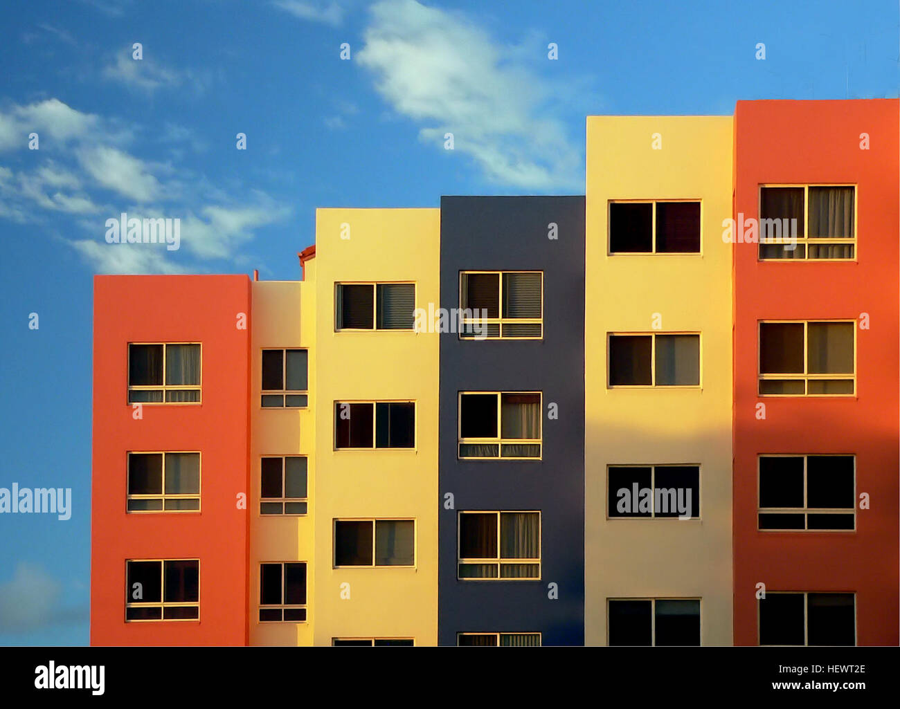 Un sobborgo è un'area residenziale alla periferia di una città, spesso caratterizzata da case unifamiliari e spazi più aperti. Il termine deriva dal latino, con "sub" che significa "sotto o vicino" e "urbis" che significa "città". I sobborghi offrono più verde, ma possono richiedere spostamenti più lunghi verso la città per lavoro. Foto Stock