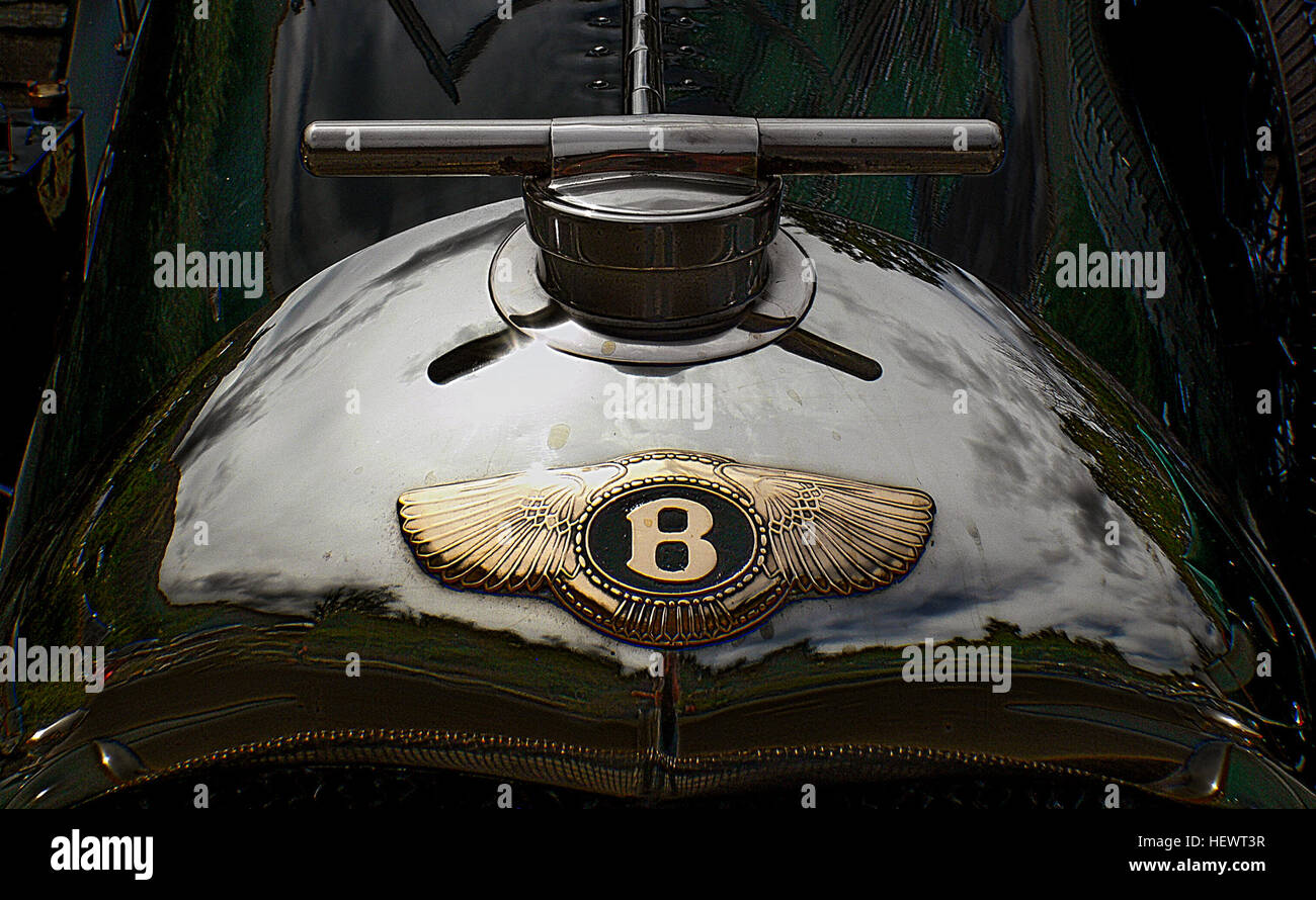 La Bentley 3 Litre, introdotta nel 1919, fu il primo modello della casa automobilistica britannica. Notevole per la sua forza e le innovazioni tecnologiche, ha vinto la 24 ore di le Mans due volte, nel 1924 e nel 1927, con un peso di 4000 libbre (1800 kg). Questa vettura sportiva ha stabilito lo standard per il lusso e le prestazioni nelle corse all'inizio del XX secolo. Foto Stock