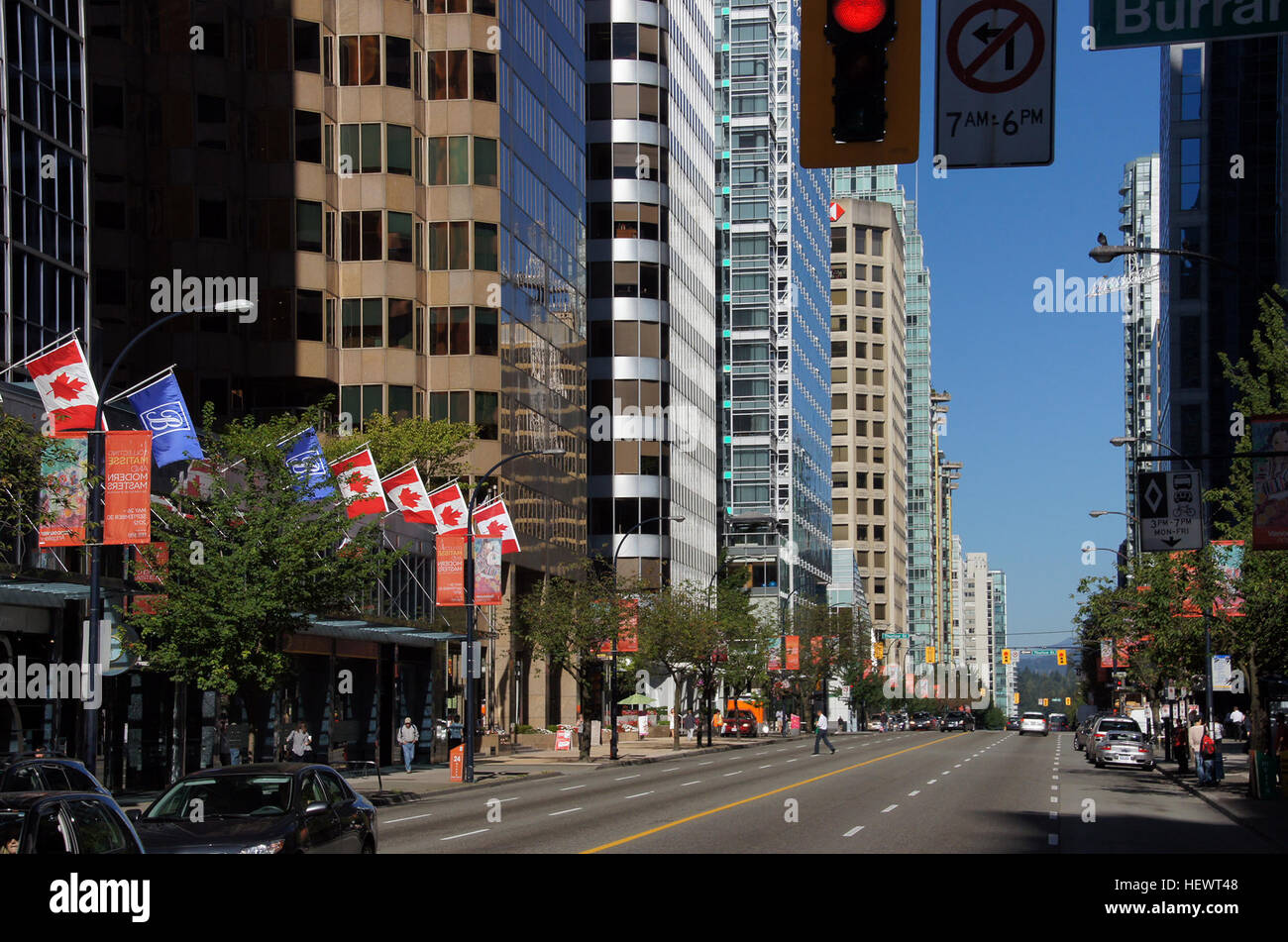 Big Bus Ltd. Offre visite turistiche a Vancouver, mostrando luoghi iconici come il centro di Vancouver e English Bay. Il servizio offre ai turisti un'esperienza confortevole e guidata attraverso i principali luoghi di interesse della città. Foto Stock