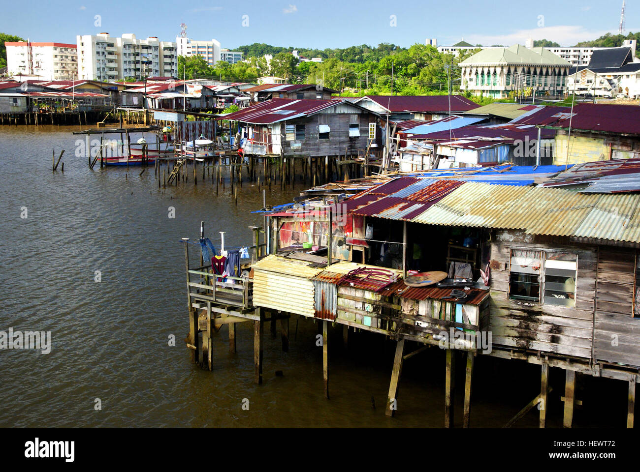 Il villaggio di acqua (o Kampong Ayer in Malay) è un insediamento di acqua che ospita circa 30.000 persone -- la metà della popolazione di Bandr Seri Bagawan. Tutti gli edifici sono costruiti nel corso del fiume Brunei, stand su palafitte e collegati da circa 36 km di passerelle. In legno lungo le barche di velocità, (i taxi d'acqua), di servire come mezzo di trasporto rapido per il villaggio d'acqua. A distanza il villaggio di acqua appare come una delle baraccopoli ma ha moschee, ristoranti, negozi anche di una scuola e di un ospedale. Essa gode di moderni servizi come elettricità, idrosanitari, aria condizionata, televisione satellitare e accesso a Internet. Foto Stock