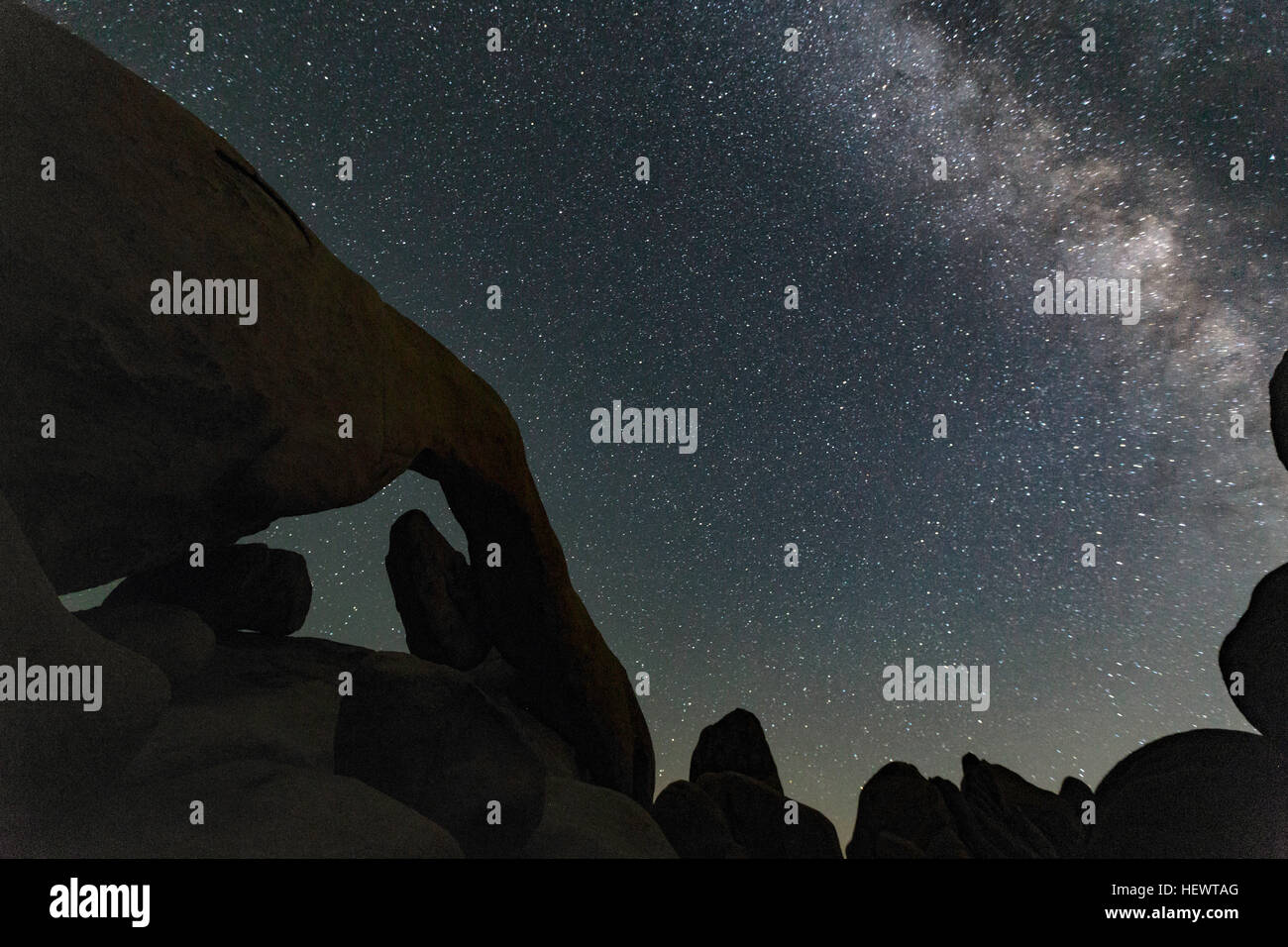 Silhouette di rocce e cielo stellato, Joshua Tree, CALIFORNIA, STATI UNITI D'AMERICA Foto Stock