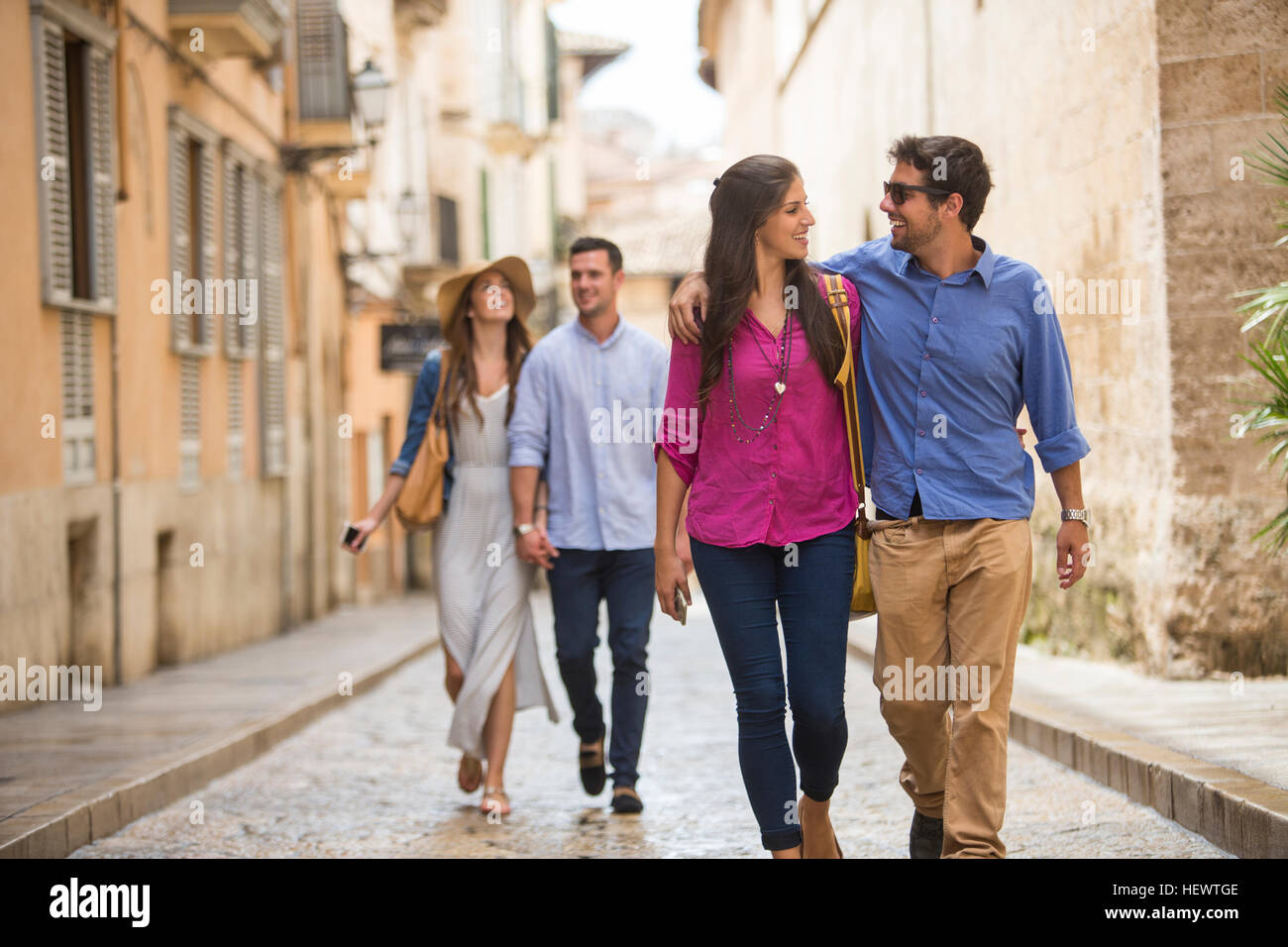 Le coppie camminando sulla strada, Palma de Mallorca, Spagna Foto Stock