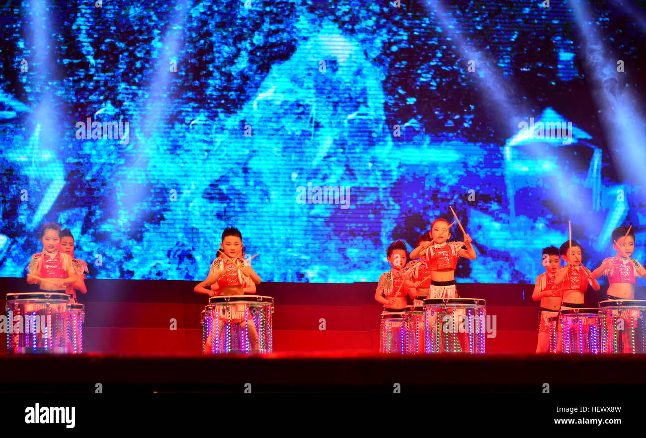 I bambini cinesi che danzano sul palco in stile tradizionale Foto Stock
