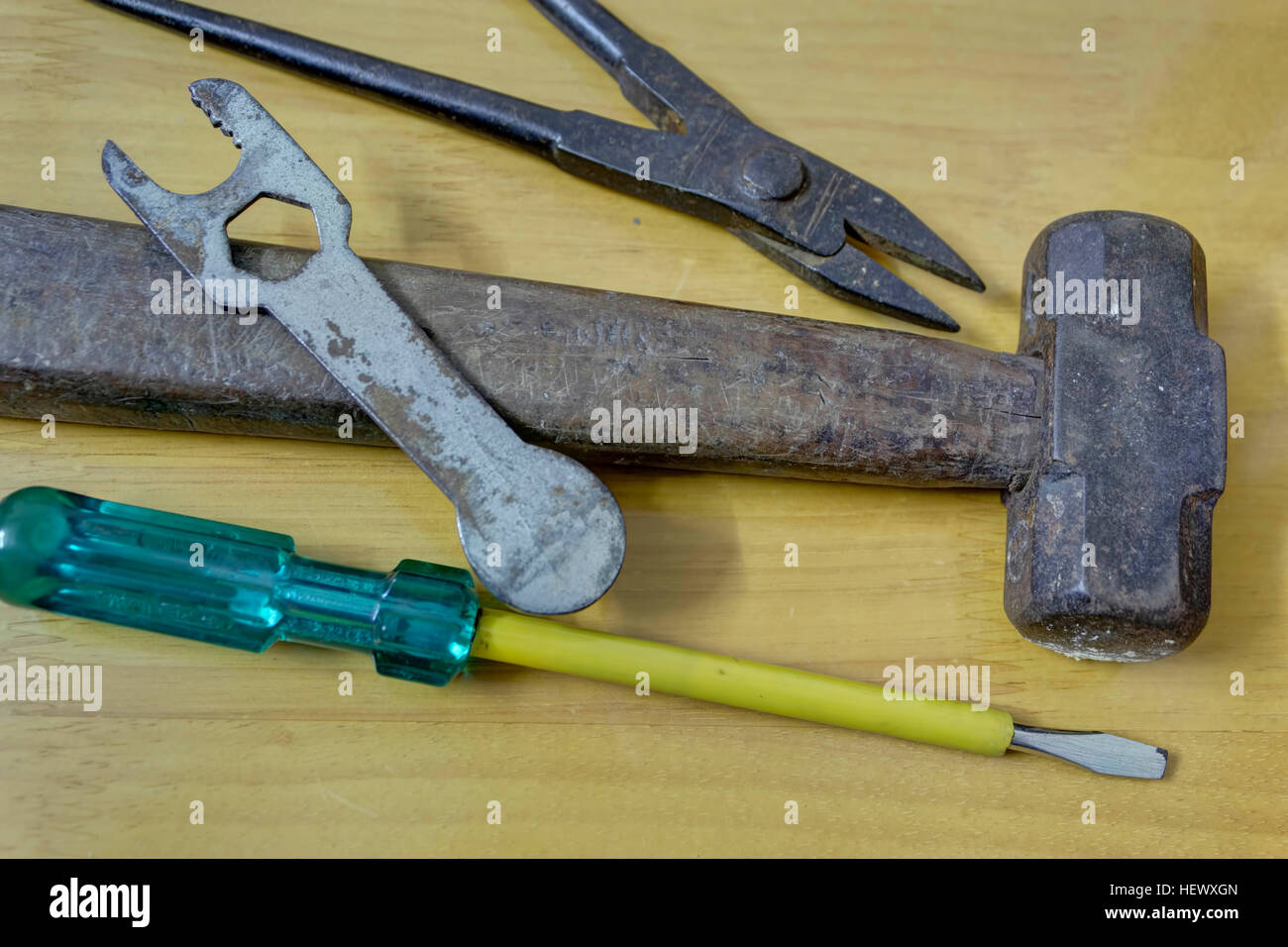 Vecchio arrugginito martello, pinze, chiave Foto Stock