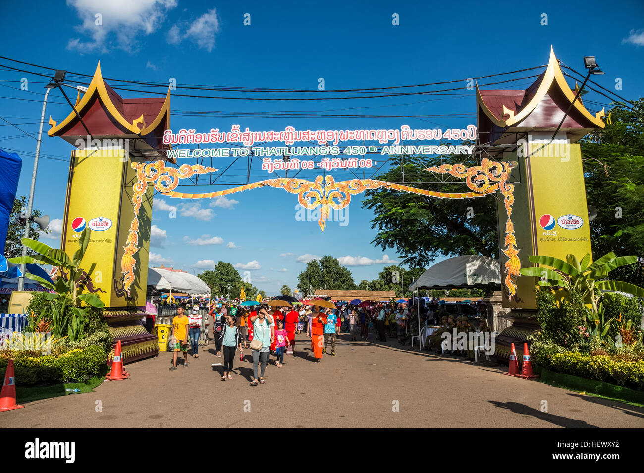 Vientiane water festival scene di strada al That Luang Stupa e Re Xaysetthathirath Memorial Gardens Foto Stock