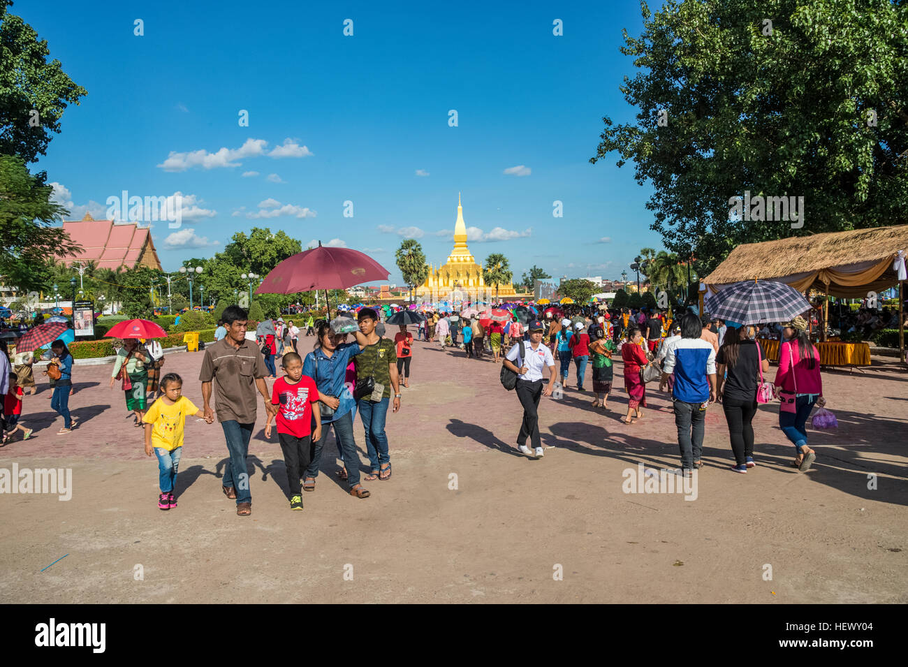 Vientiane water festival scene di strada al That Luang Stupa e Re Xaysetthathirath Memorial Gardens Foto Stock