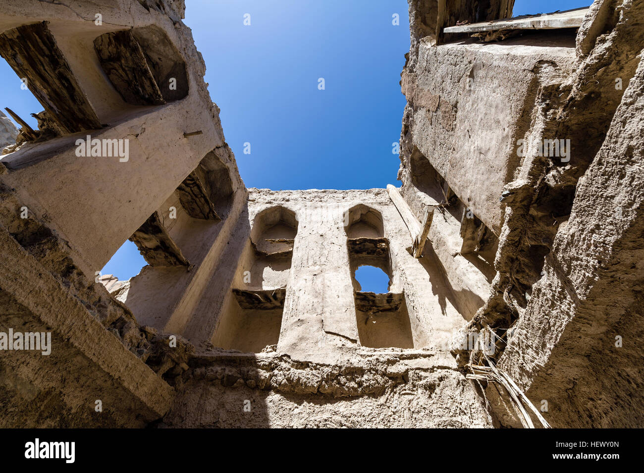 Il cielo è visibile dove il soffitto era una volta in un mercante home crollando in un villaggio nel deserto. Foto Stock