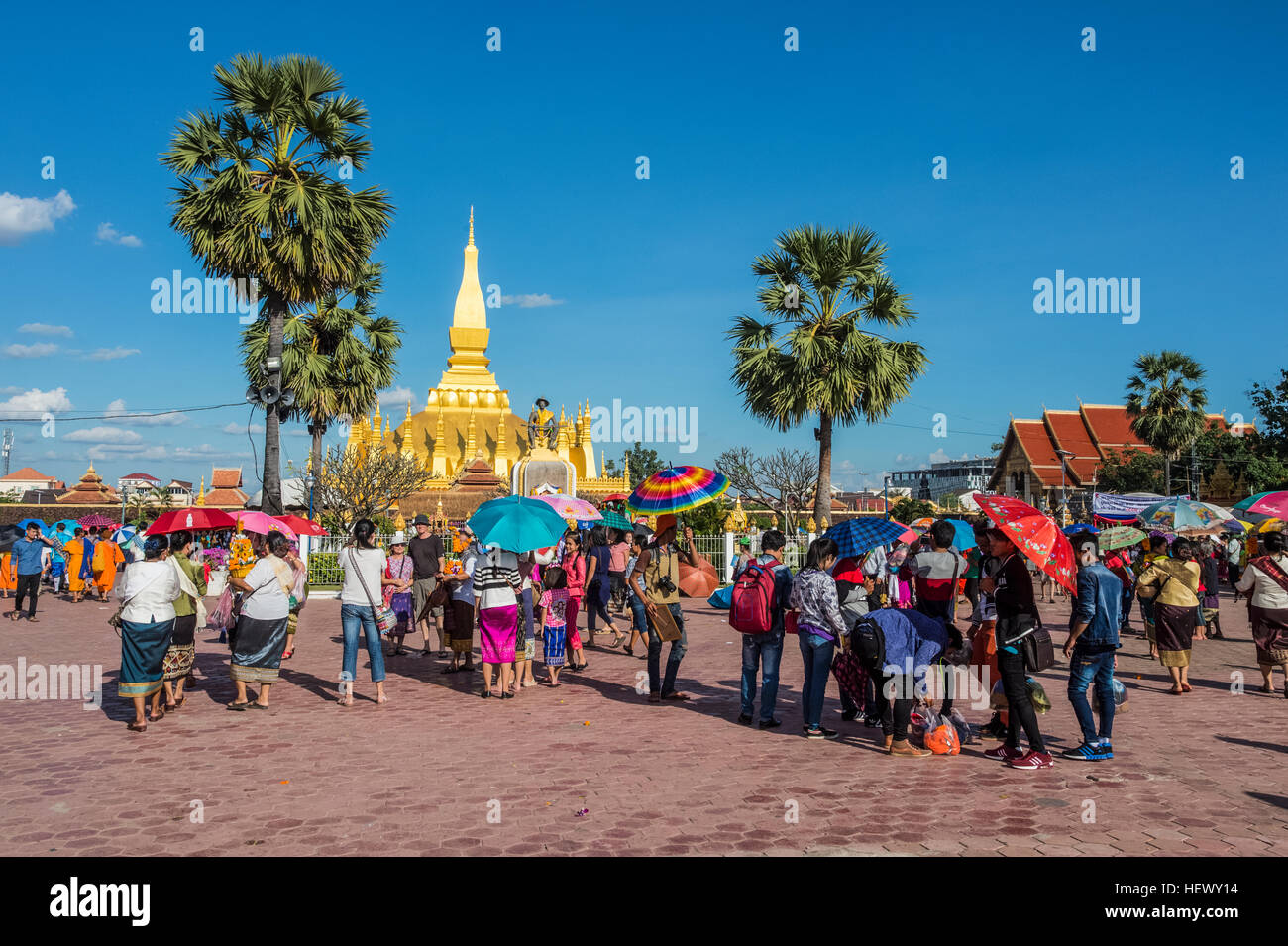 Vientiane water festival scene di strada al That Luang Stupa e Re Xaysetthathirath Memorial Gardens Foto Stock