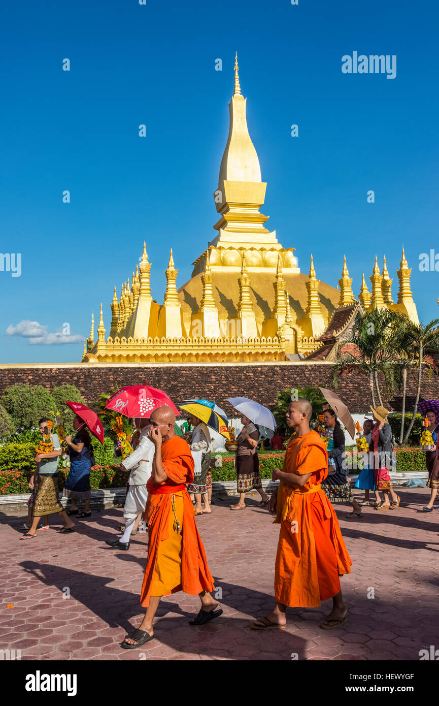 Vientiane water festival scene di strada al That Luang Stupa e Re Xaysetthathirath Memorial Gardens Foto Stock