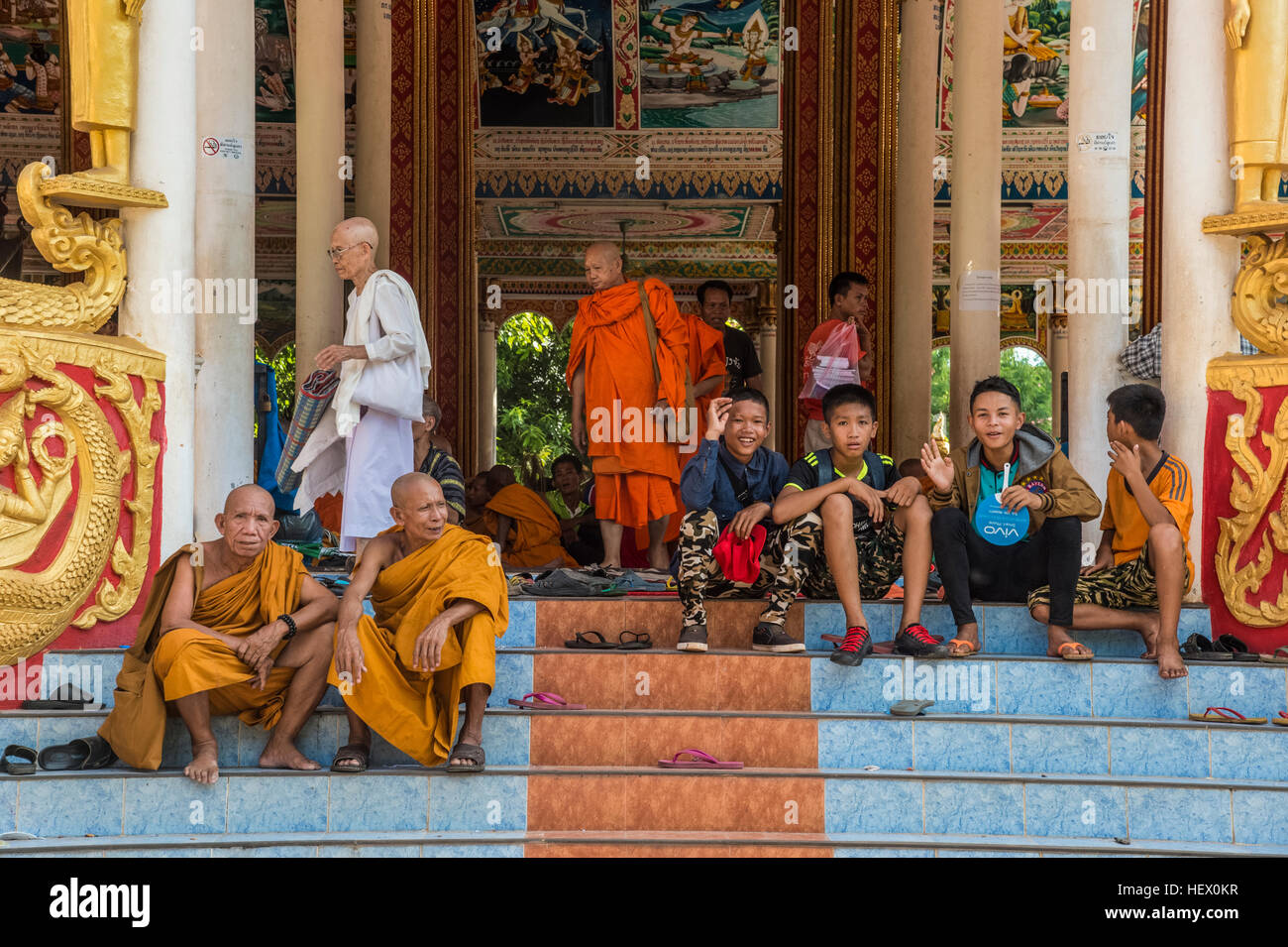 Vientiane, scene di strada, i monaci buddisti e i ragazzi al That Luang Stupa Foto Stock