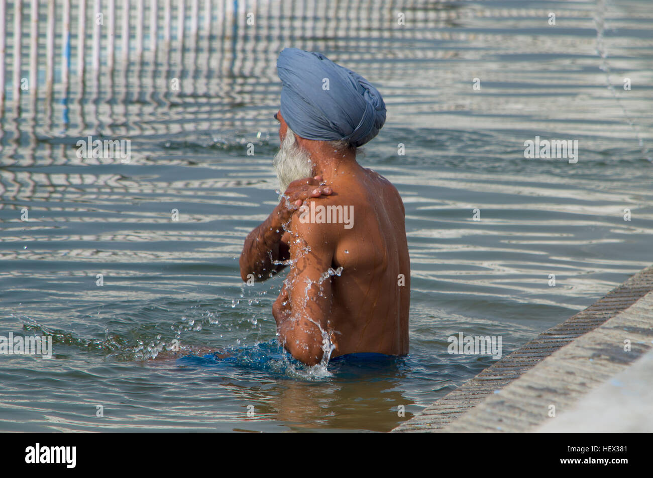 Il sitkh il rituale del fiume abluzione di un corpo,un rituale, abluzione, nel fiume, India, Religione La religione Sikh, l'uomo Foto Stock