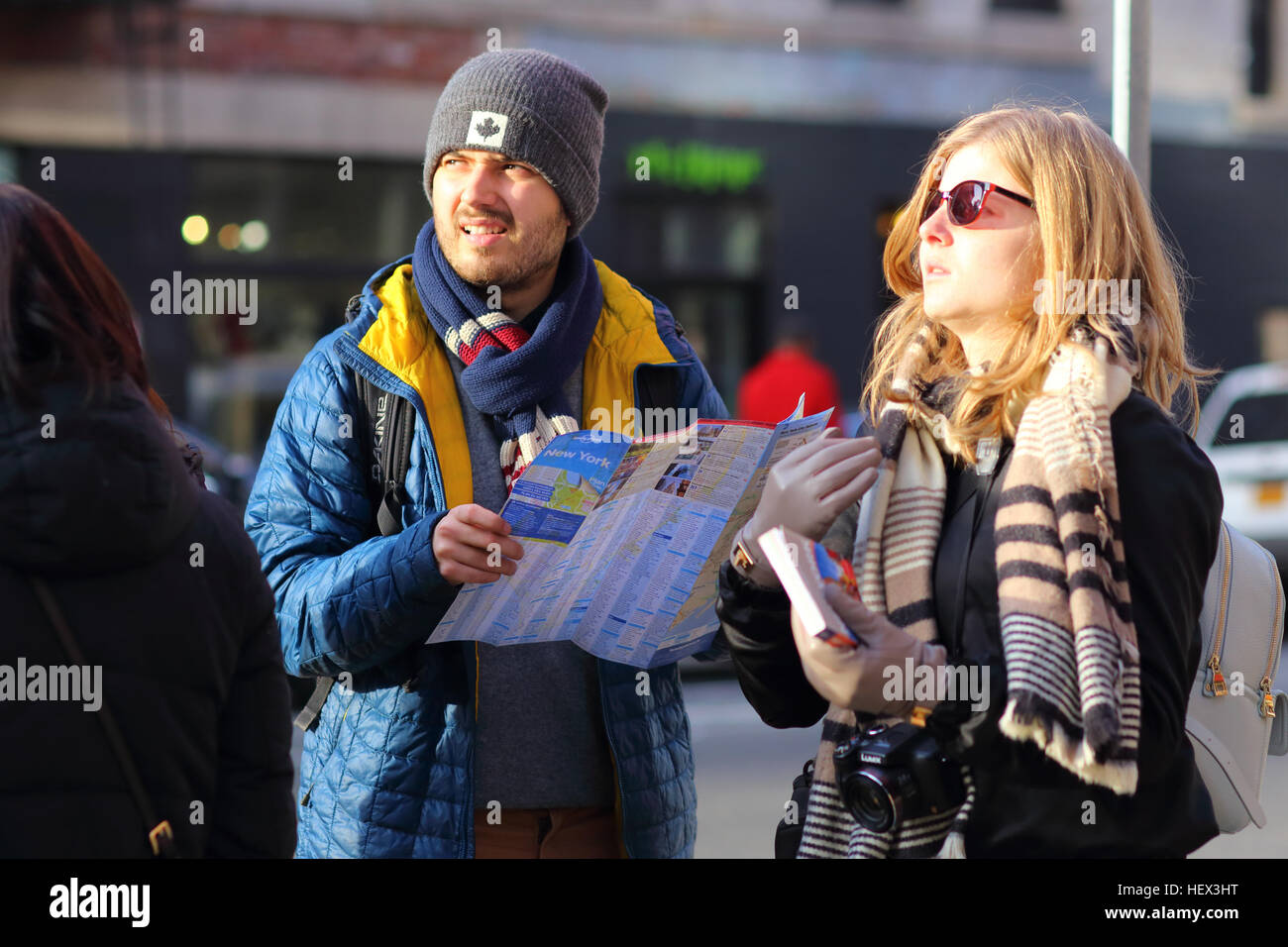 Due turisti con una mappa di New york, guida e fotocamera sembrano perplessi e persi Foto Stock