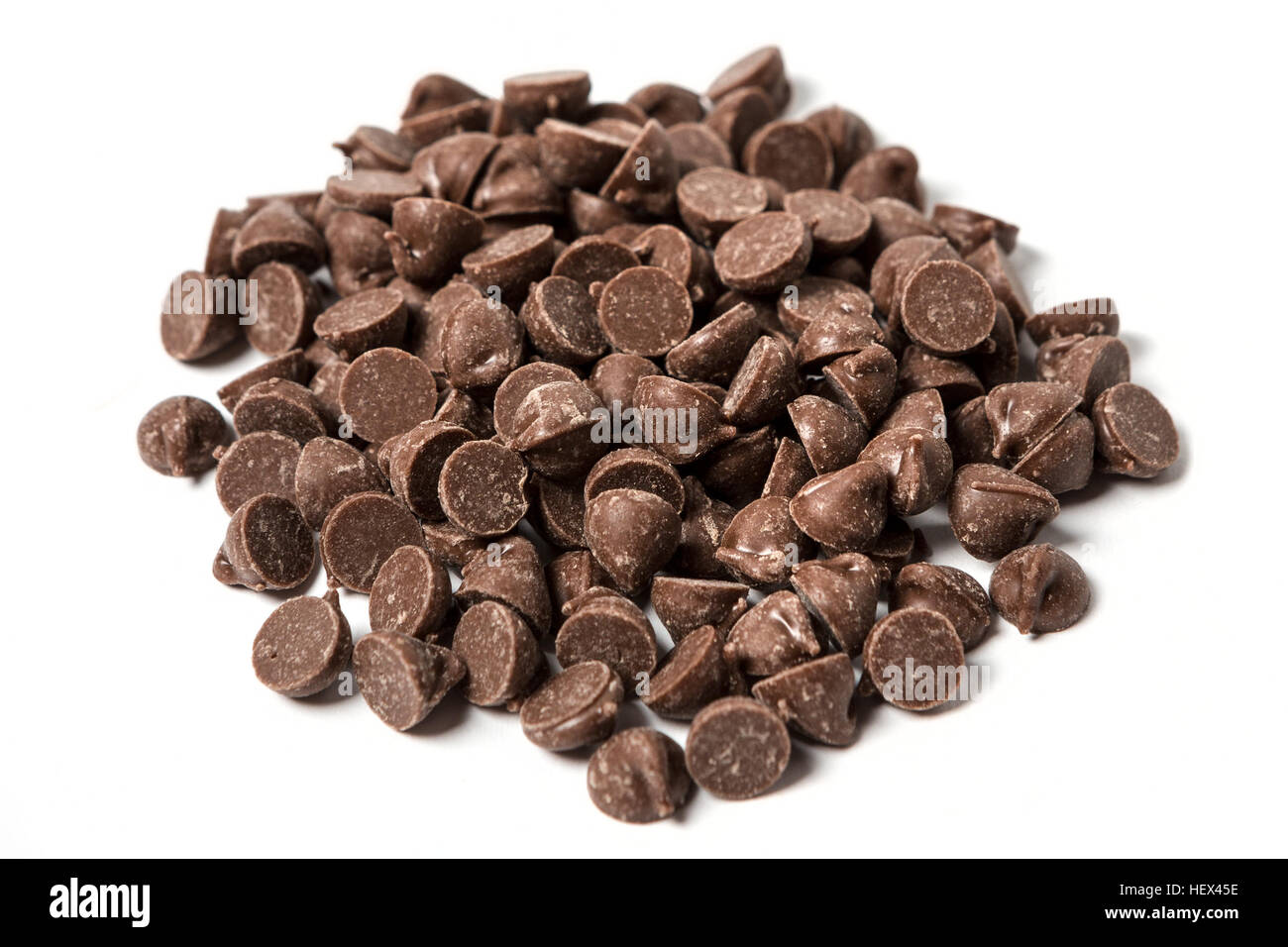 Cioccolato fondente chip di cottura isolati su sfondo bianco Foto Stock