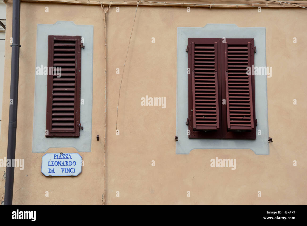 Vinci, Italia - 7 Settembre 2016: persiane alle finestre sulla Piazza Leonardo da Vinci a Vinci città in Toscana, Italia. Foto Stock
