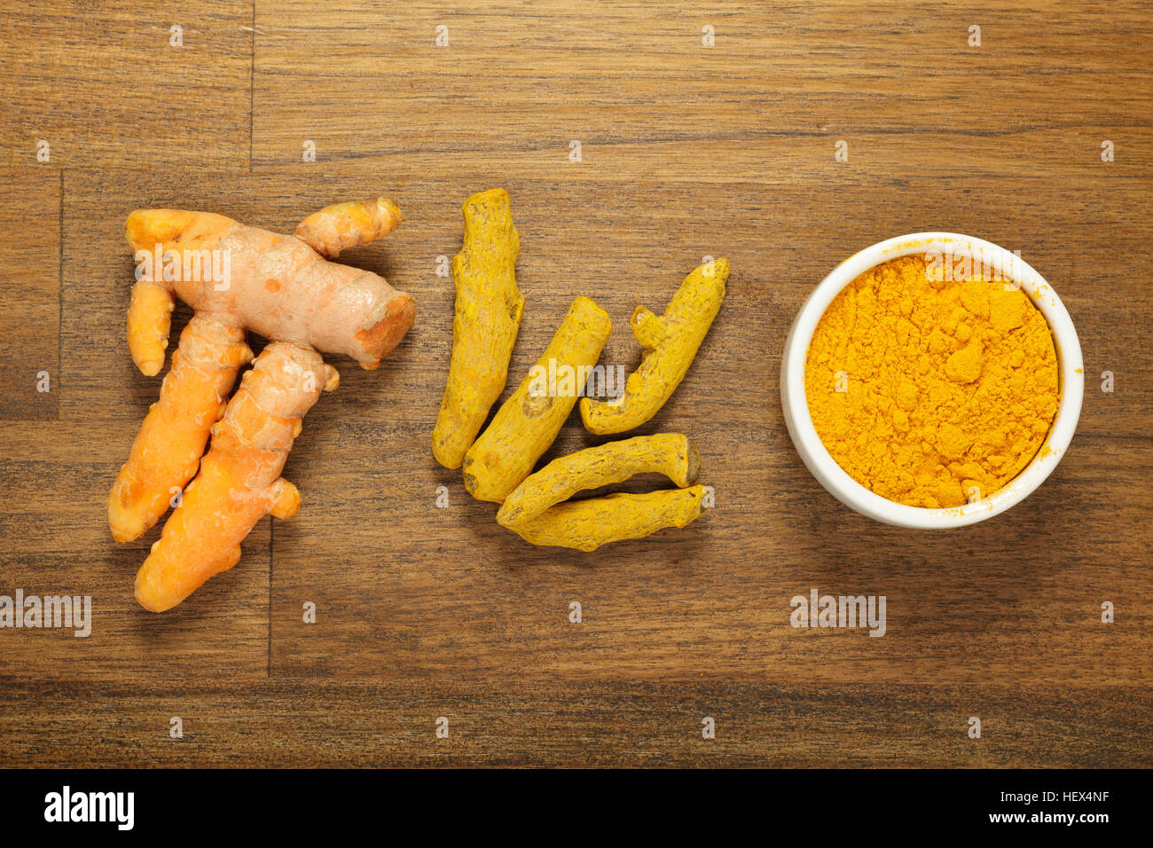 Fresh curcuma radice essiccate, curcuma radice e la curcuma in polvere Foto Stock