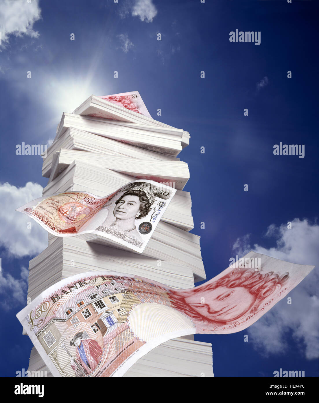 Nota banca soffiato di cinquanta pound nota torre di denaro. Foto Stock