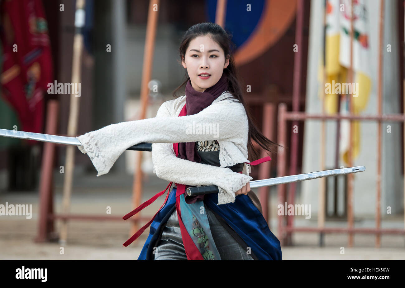 Suwon, Corea del Sud - 23 Dicembre 2016 : soldato Coreano Tradizionale con la dinastia Joseon durante la mostra le arti marziali a Hwaseong haenggung square. Foto Stock