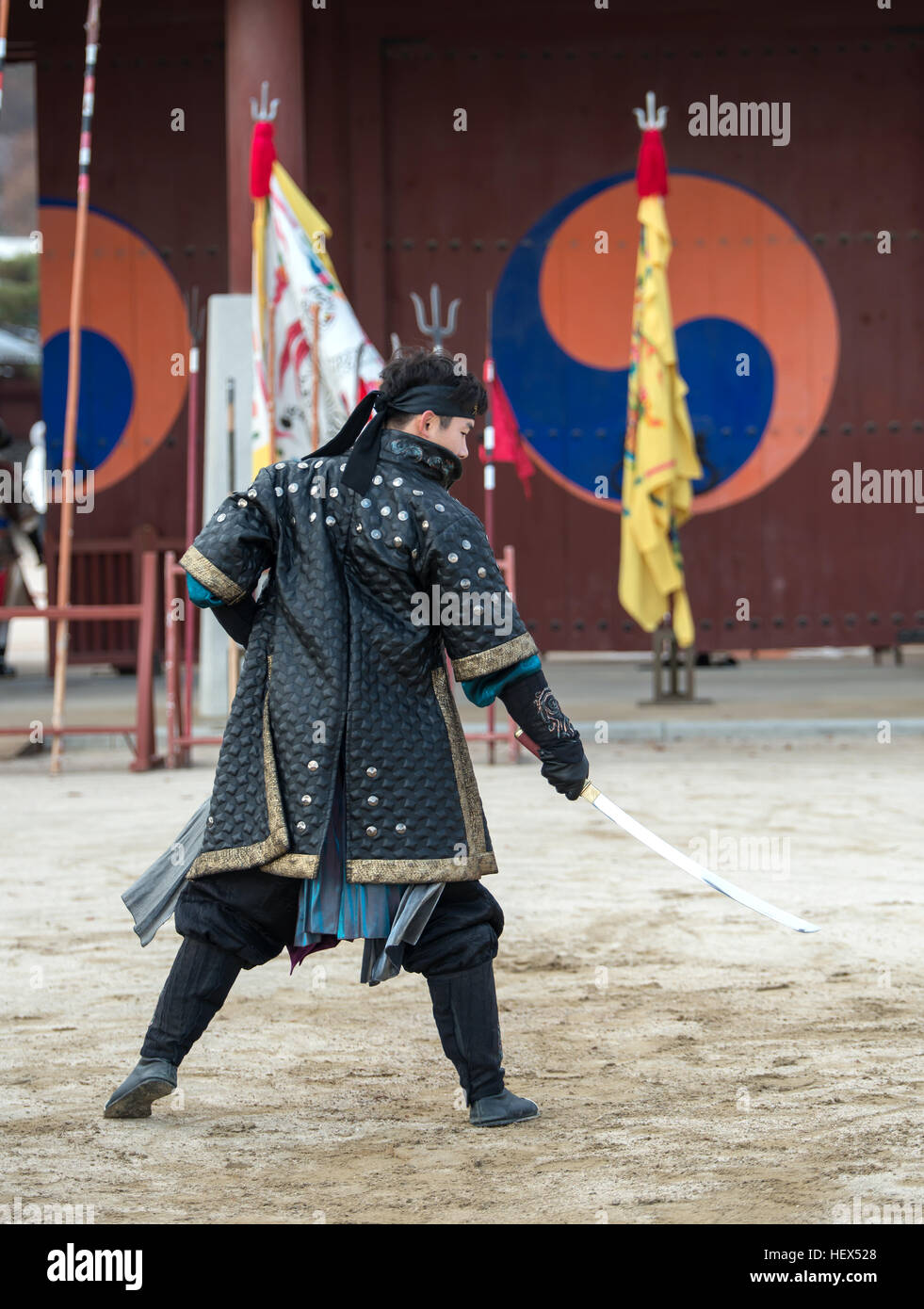 Suwon, Corea del Sud - 23 Dicembre 2016 : soldato Coreano Tradizionale con la dinastia Joseon durante la mostra le arti marziali a Hwaseong haenggung square. Foto Stock