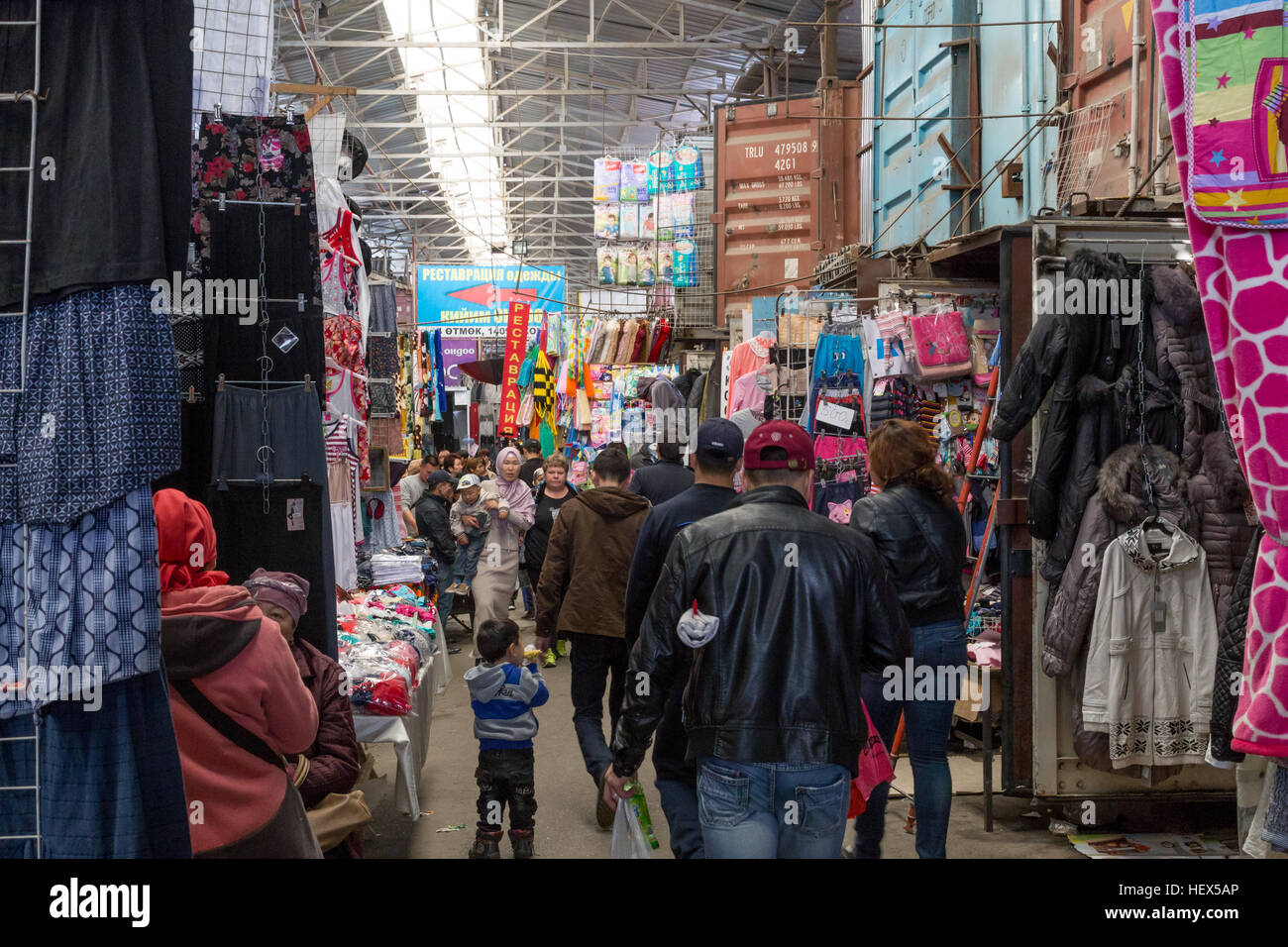 Bishkek, Kirghizistan - Ottobre 03, 2014: People shopping all'interno del grande bazar Dordoi Foto Stock