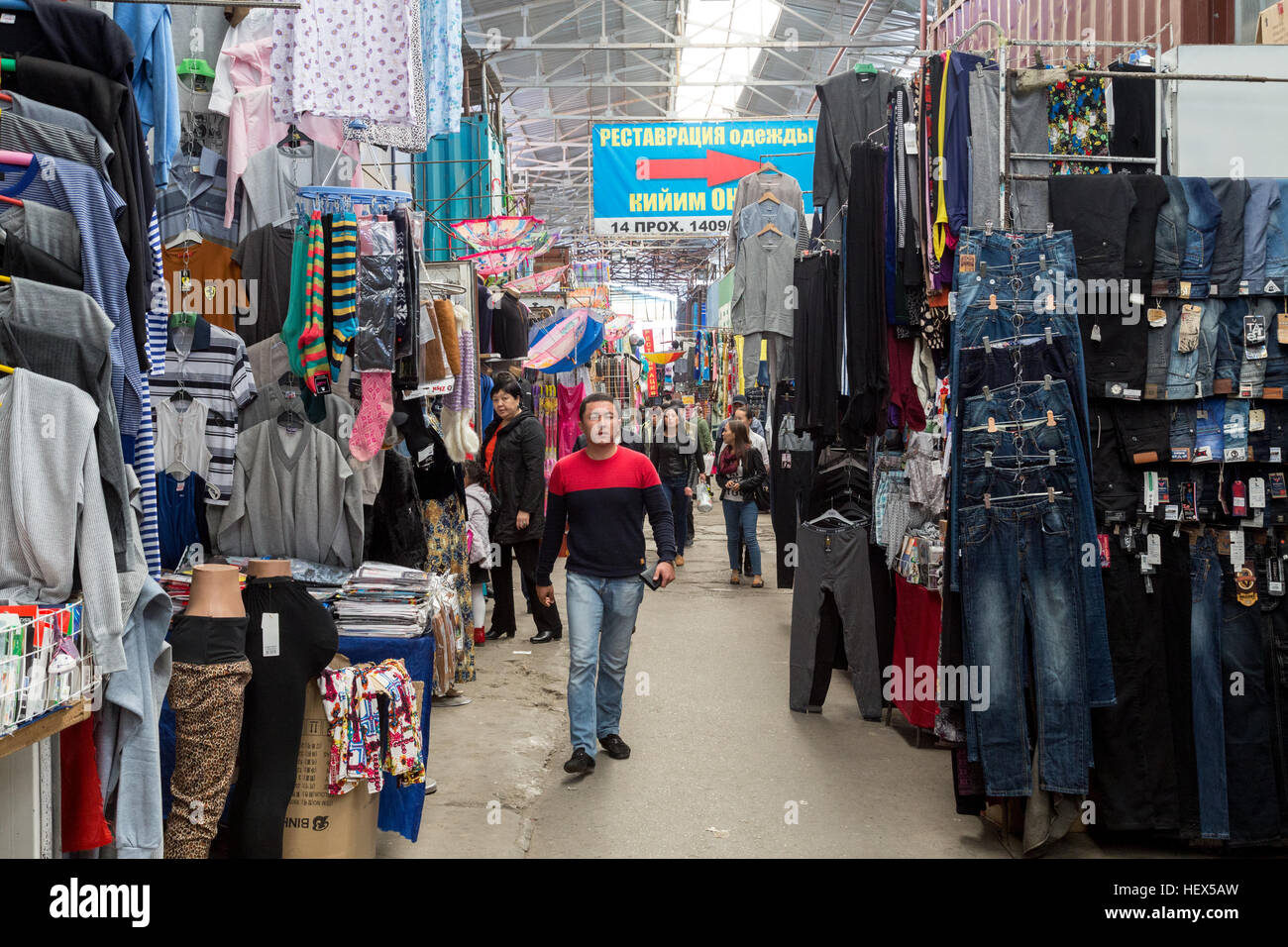 Bishkek, Kirghizistan - Ottobre 03, 2014: People shopping all'interno del grande bazar Dordoi Foto Stock