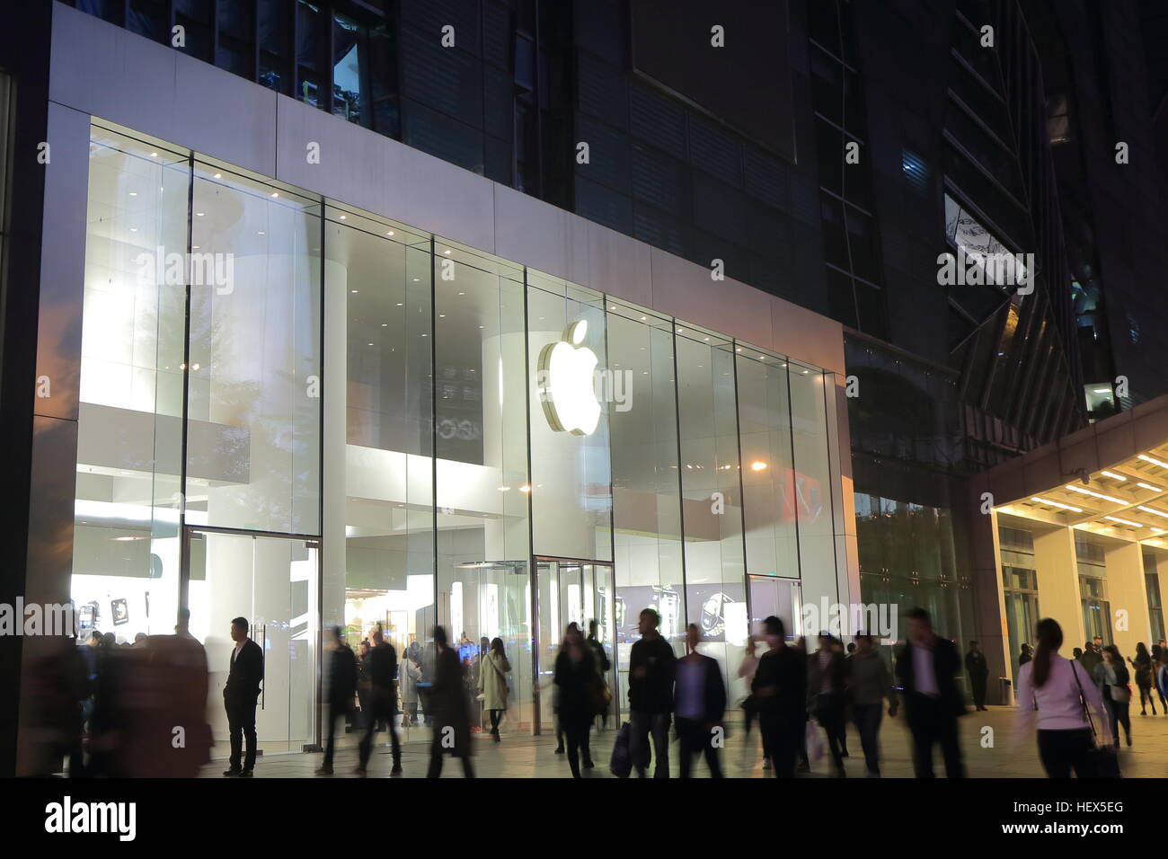 Persone visitate Apple store a Beijing in Cina. Foto Stock