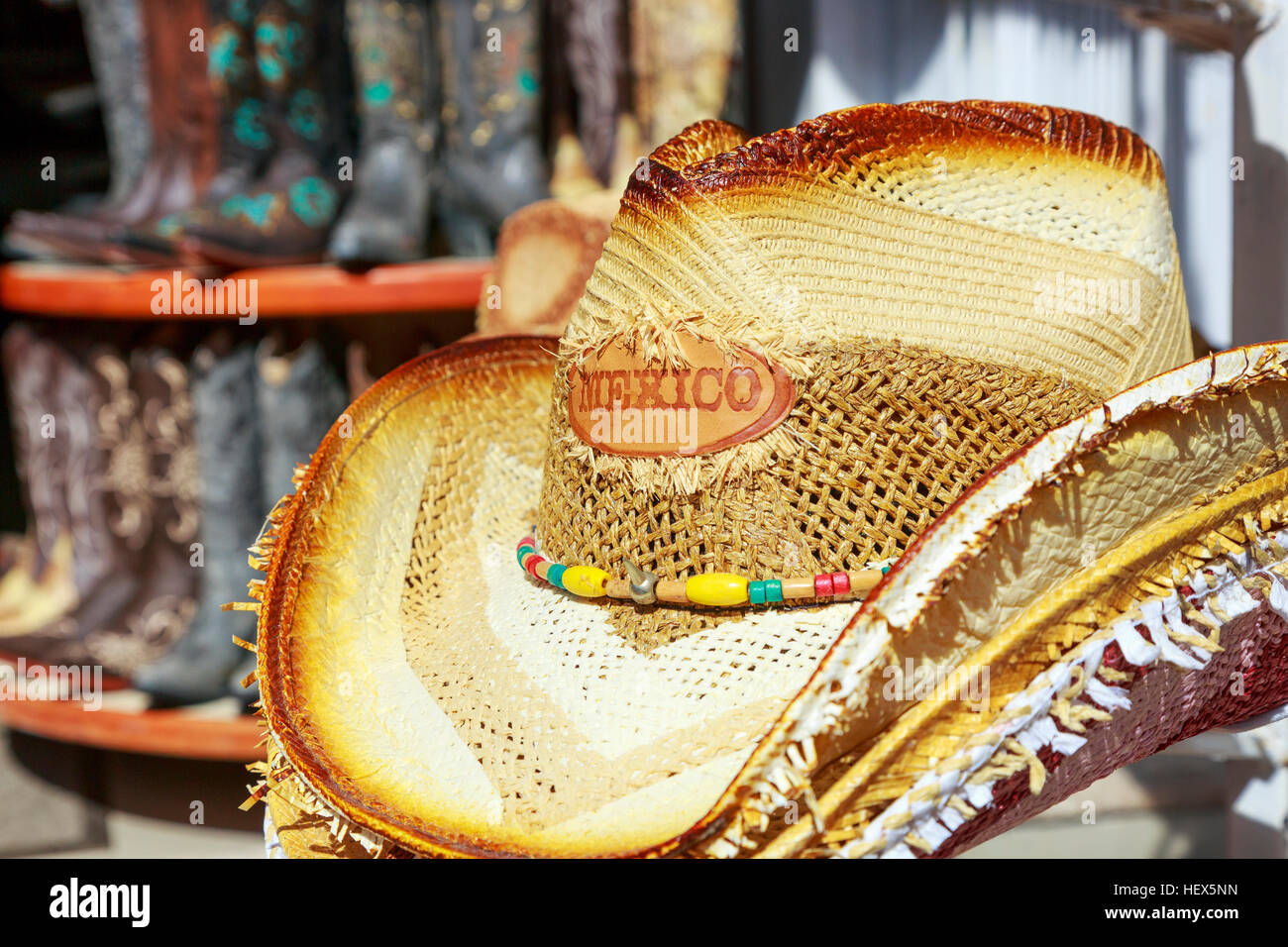 Cappello di paglia goffrato con il Messico e multicolore stivali da cowboy  in background, Playa del Carmen, Messico Foto stock - Alamy