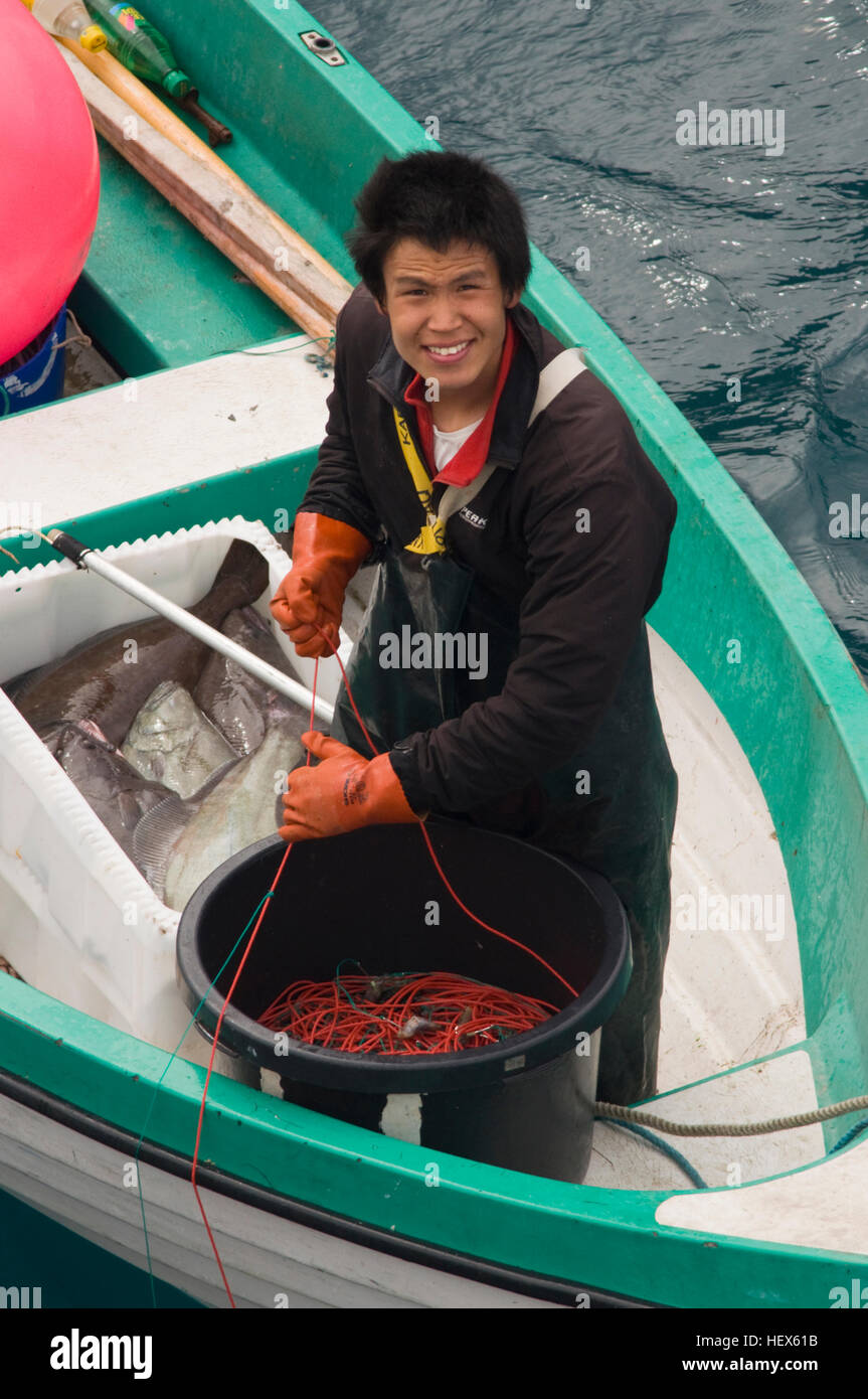 L'Europa, Groenlandia, Prince Christian Sound, groenlandese: Ikerasassuaq, pescatore in una piccola imbarcazione Foto Stock