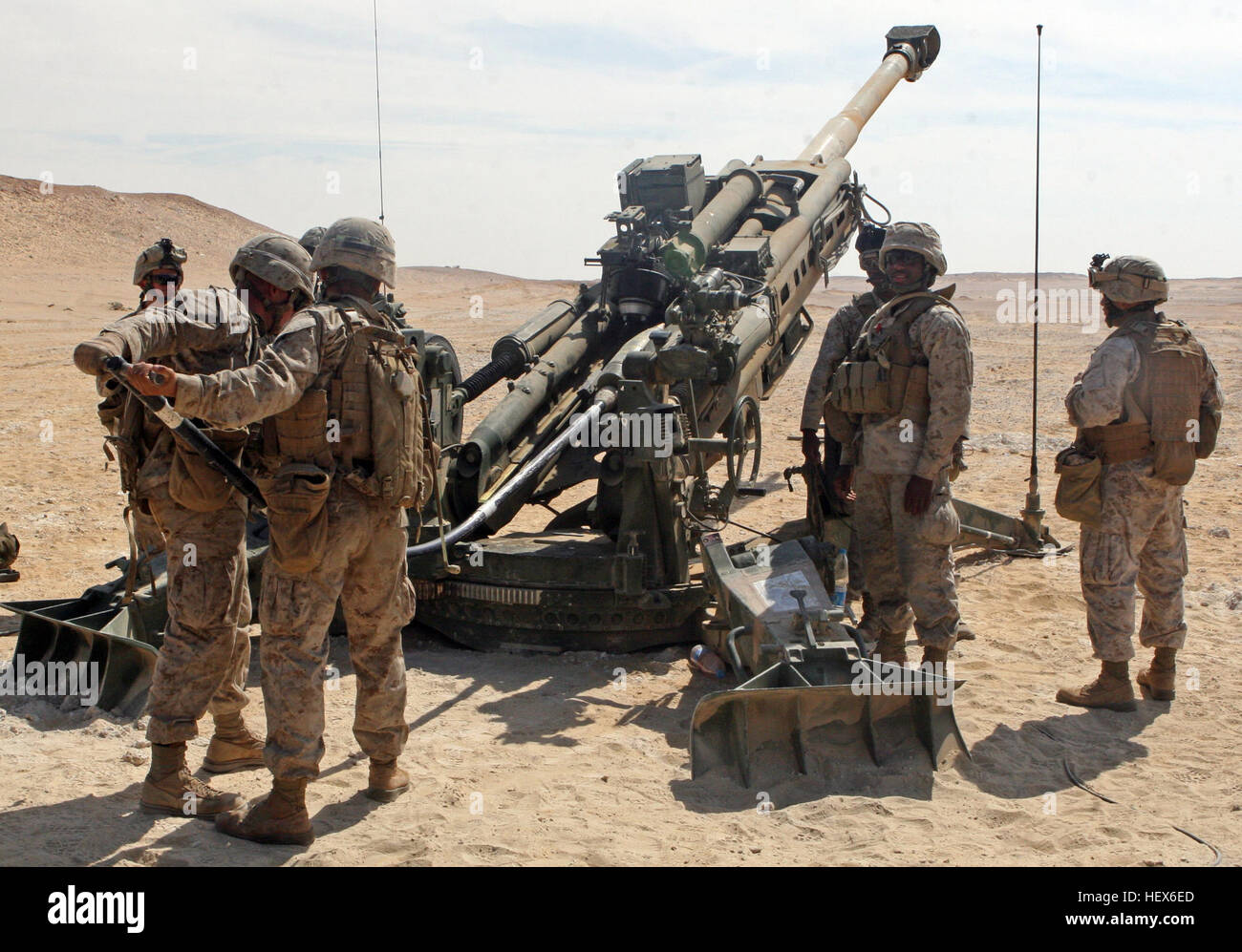 Marines da Sierra batteria, Battaglione Team di atterraggio, 3° Battaglione, 2° Reggimento Marini, 22 Marine Expeditionary Unit, prepararsi al fuoco a 155 mm shell da un M777 obice durante il Combined-Arms Live-Fire esercizio eseguiti come parte di esercitare la brillante stella 2009 in Egitto, il 14 ottobre 2009. La multinazionale di esercizio è progettato per migliorare la prontezza di interoperabilità e rafforzare il militare e relazioni professionali tra Stati Uniti, egiziane e forze di partecipanti. Stella luminosa è condotta da parte degli Stati Uniti Il comando centrale e si tiene ogni due anni. Elementi del ventiduesimo MEU sono attualmente sono particip Foto Stock