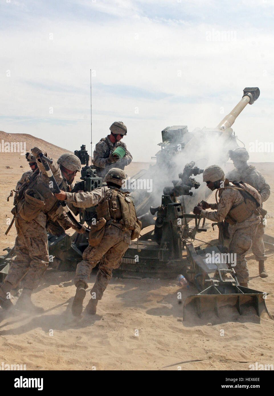 Marines da Sierra batteria, Battaglione Team di atterraggio, 3° Battaglione, 2° Reggimento Marini, 22 Marine Expeditionary Unit, ri-carico dopo la cottura di un 155mm shell da un M777 Obice durante il Combined-Arms Live-Fire esercizio eseguiti come parte di esercitare la brillante stella 2009 in Egitto, il 14 ottobre 2009. La multinazionale di esercizio è progettato per migliorare la prontezza, interoperabilità e rafforzare il militare e relazioni professionali tra Stati Uniti, egiziane e forze di partecipanti. Stella luminosa è condotta da parte degli Stati Uniti Il comando centrale e si tiene ogni due anni. Elementi del ventiduesimo MEU sono attualmente sono par Foto Stock