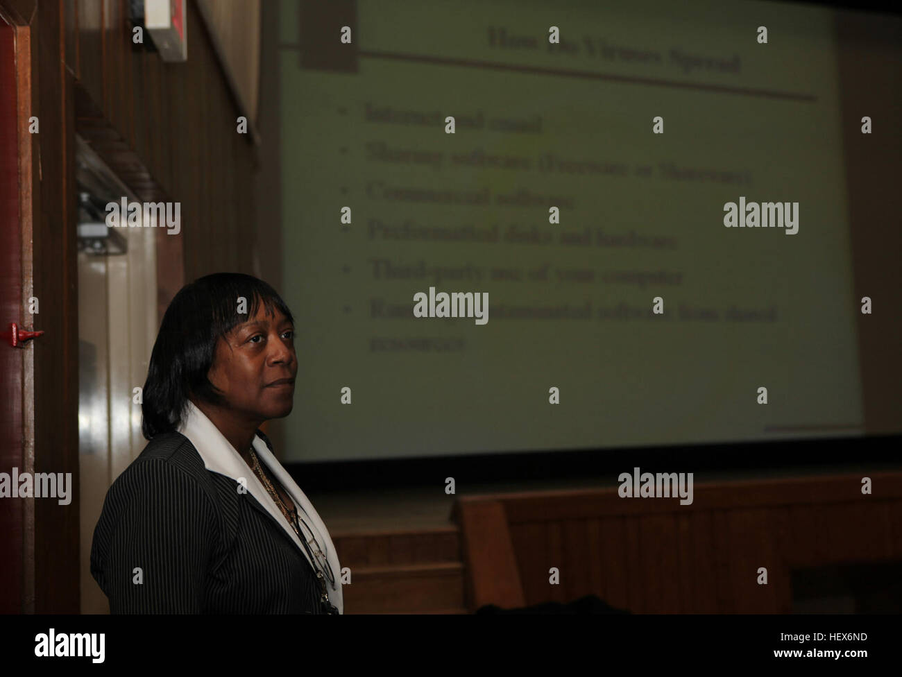 Carolyn B. Harrison, Information Assurance Manager per Marine Corps base Camp Lejeune, ascolta una domanda circa il virus del computer durante un information assurance classe di formazione presso il teatro di base, recentemente. Informazioni professionali tecnici con MCB Camp Lejeune adottare misure proattive di salvaguardia contro i trasgressori e di diffondere, educare e formare tutti coloro che lavora e vive a bordo di base circa la sicurezza dell'informazione. Information Assurance a bordo di Camp Lejeune DVIDS336589 Foto Stock