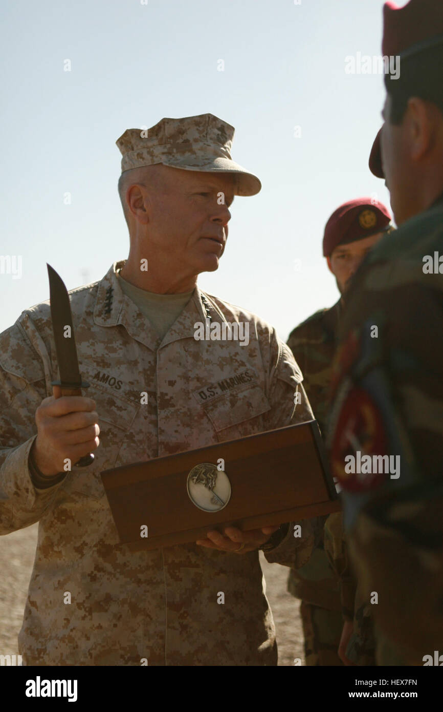 La leadership del corpo dei Marines presenta un premio ai membri del 9° Commando Kandak in un campo vicino a Herat, riconoscendo il loro servizio e la loro collaborazione nelle operazioni di sicurezza in corso. Foto Stock