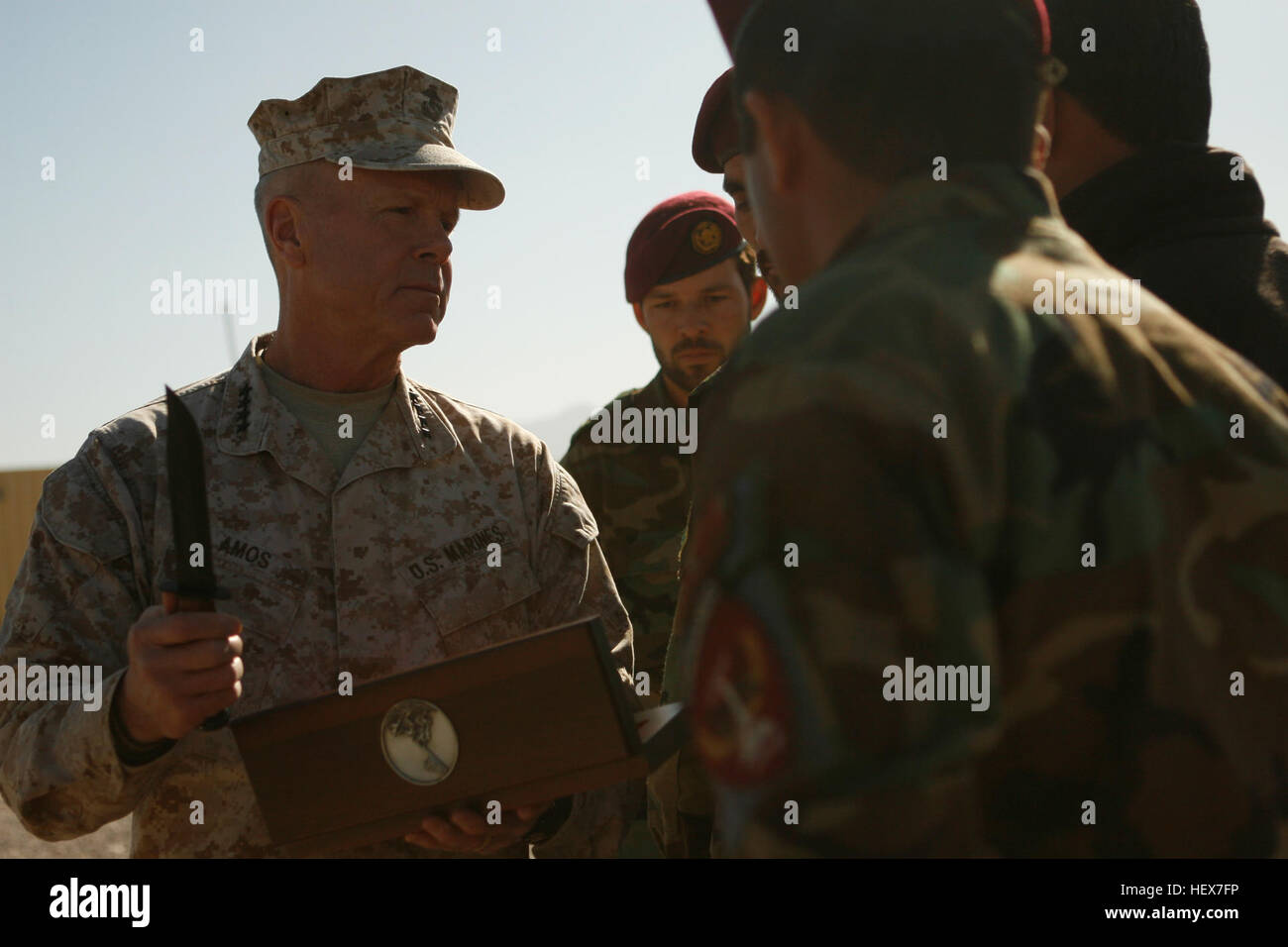 I membri del 9° Commando Kandak ricevono premi e coltelli da combattimento commemorativi in un campo vicino a Herat, Afghanistan, riconoscendo il loro servizio e la loro cooperazione con i Marines, i marinai e i soldati nelle operazioni contro le attività ribelli. Foto Stock