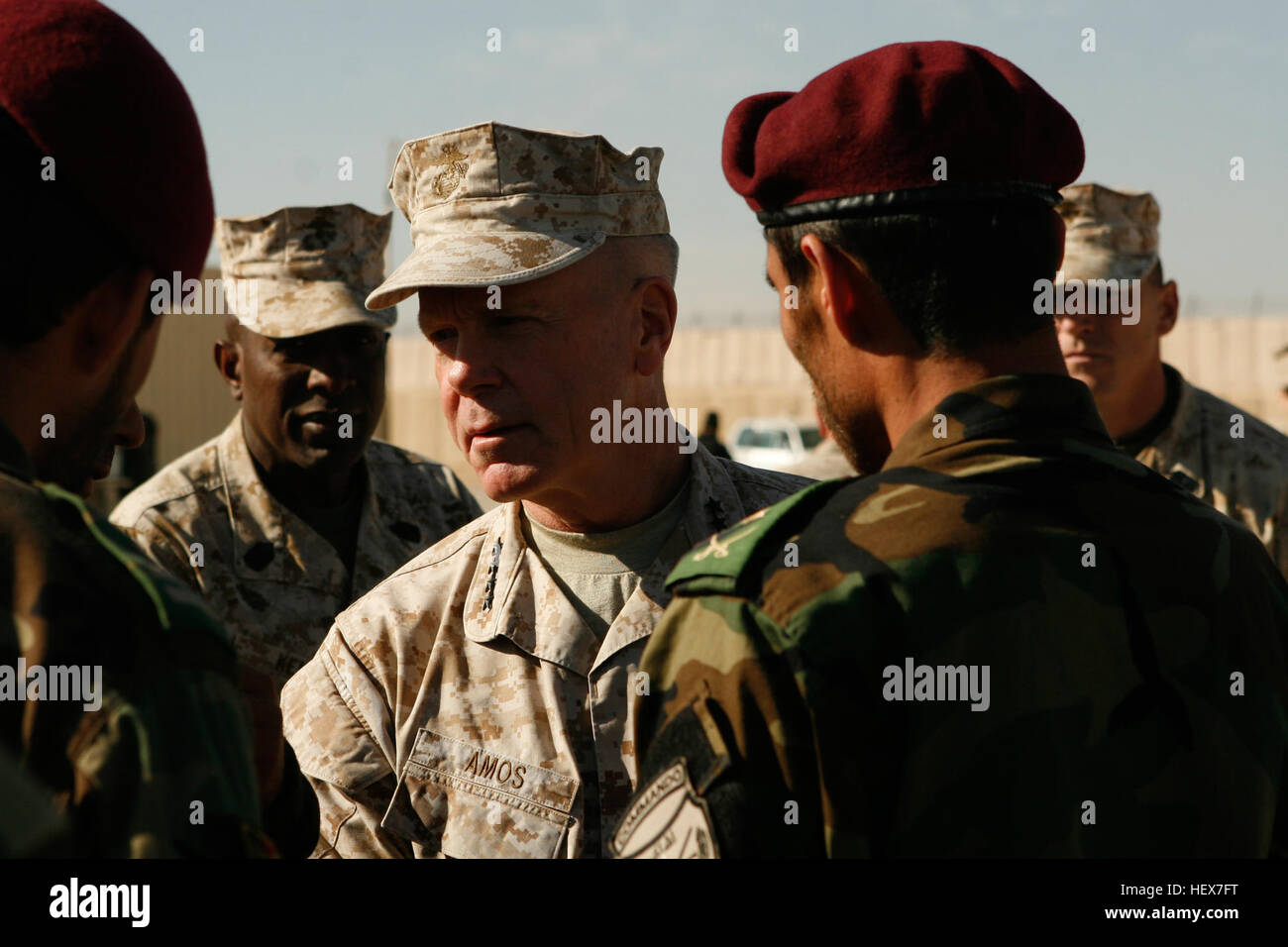 Il Comandante del corpo dei Marines assegnò ai membri del 9° Commando Kandak in un campo vicino a Herat, Afghanistan, dei coltelli commemorativi Kabar per onorare il personale caduto e riconoscere le operazioni in corso a fianco di marines, marinai e soldati. Foto Stock