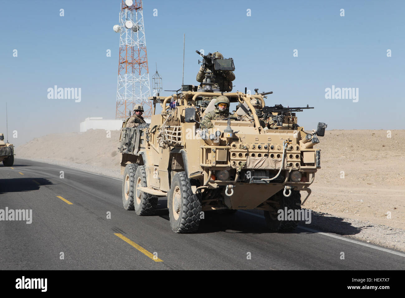 Stati Uniti Marine Corps Il Mag. Gen. Richard P. Mills, il comandante del Comando regionale sud-ovest (RC SW); e Sgt. Il Mag. Michael Barrett, il sergente maggiore di RC SW, viaggiare a Maiwand, Afghanistan, Gennaio 26, 2011, per ricevere gli aggiornamenti su strada in costruzione e delle operazioni di protezione. Essi hanno anche viaggiato a Lashkar Gah nella provincia di Helmand per soddisfare con la provincia di Helmand Gov. Gulab Mangal e altri leader afghani a sostegno della Forza internazionale di assistenza alla sicurezza. (U.S. Marine Corps Cpl. Timothy P. Chesnavage/RILASCIATO) noi camion militare in Afghanistan, 2011 Foto Stock