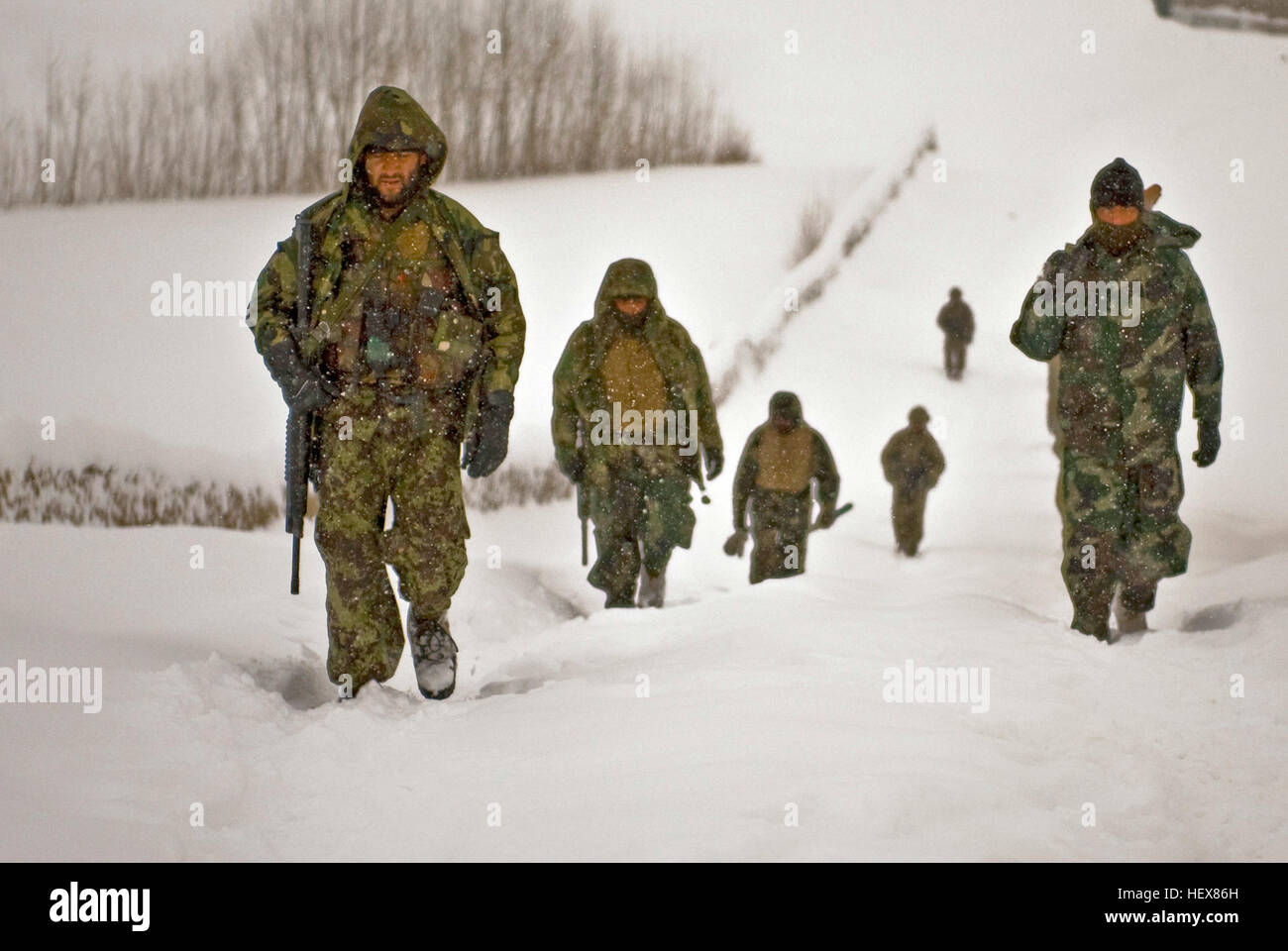 Provincia di Logar, Afghanistan - esercito nazionale afghano soldati di muoversi attraverso Kherwar distretto per evitare che i talebani la libertà di movimento, Feb.00 12. Stati Uniti e soldati afgani braved più di 3 metri di neve durante la pattuglia. (Foto di U.S. Army Sgt. Cooper T. contanti, 210th Mobile degli affari pubblici distacco, Task Force Patriot) Flickr - DVIDSHUB - ANA, TF Storm break trail, a fare la differenza in Kharwar (immagine 2 di 3) Foto Stock