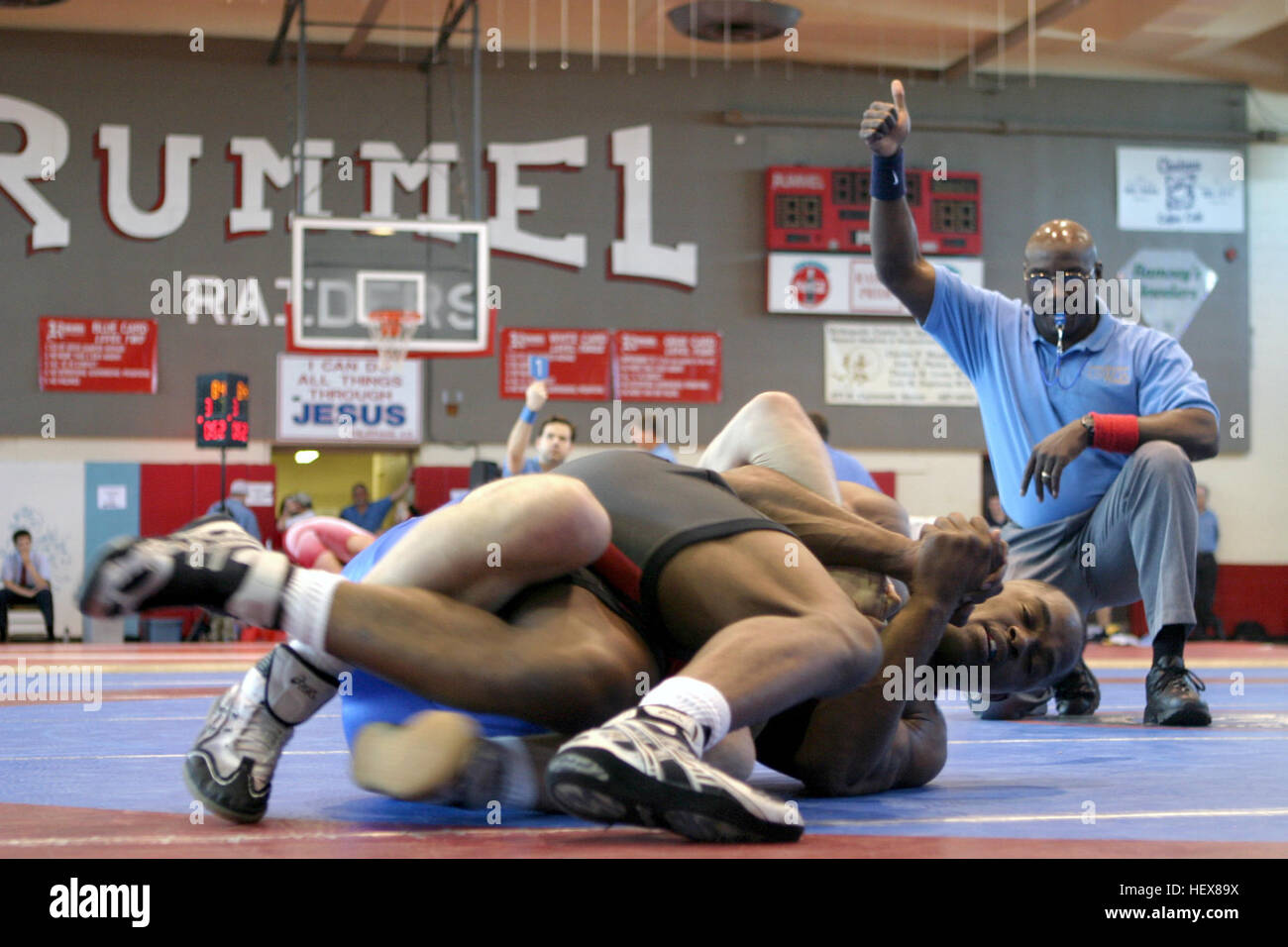 040307-M-7837W-014 New Orleans (Mar. 7, 2004) - Marine Corps Cpl. Jake Clark (blu), di stanza a Marine Corps base Quantico, Virginia, lotte con esercito Sgt. Charles Daniels (nero), durante il free style match wrestling a 84 chilo classe di peso al 2004 le Forze Armate campionati di wrestling, tenutosi presso l Arcivescovo Rummel High School di New Orleans. La mano refereeÕs gesto indica un punto guadagnato per Daniels. Cpl. Clark ha vinto la medaglia d'oro per i 84 kg di peso di free-style classe di wrestling. Stati Uniti Marine Corps foto di Cpl. Andrew Z. Williams. (Rilasciato) 040307-M-7837W-014 Foto Stock