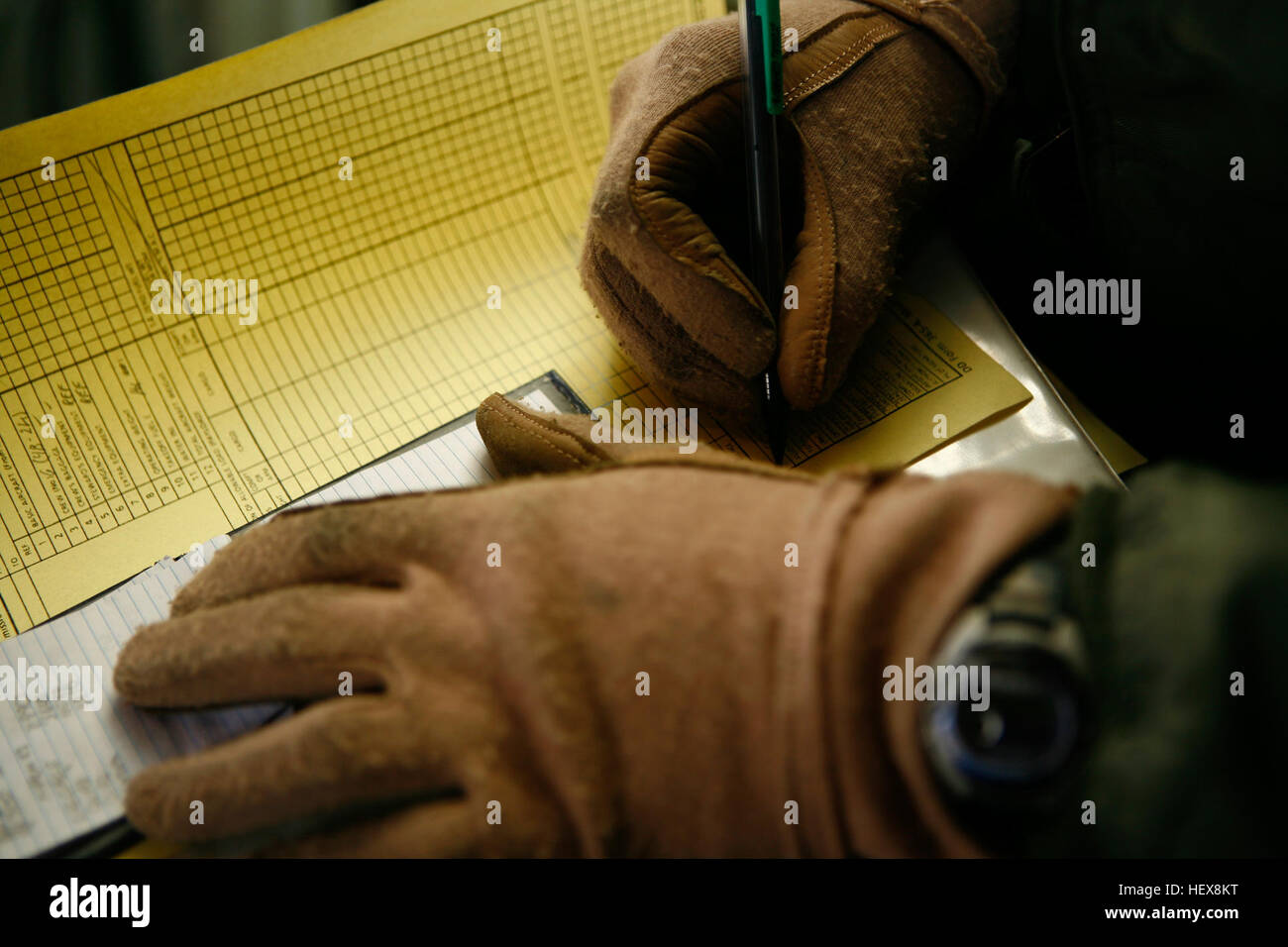 Lancia Cpl. Eric M. Wanczak, una antenna Marine Refueler squadrone di trasporto 152 loadmaster, calcola la distribuzione del peso per un C-130 in preparazione di una missione umanitaria di Sendai, Giappone, come parte dell'operazione Tomodachi qui Marzo 25. Il bilanciamento di un aeromobile richiede alcune abilità matematiche, che loadmasters raggiungere a scuola dove trascorrono circa cinque settimane imparare la matematica. USMC-110325-M-ZB289-023 Foto Stock