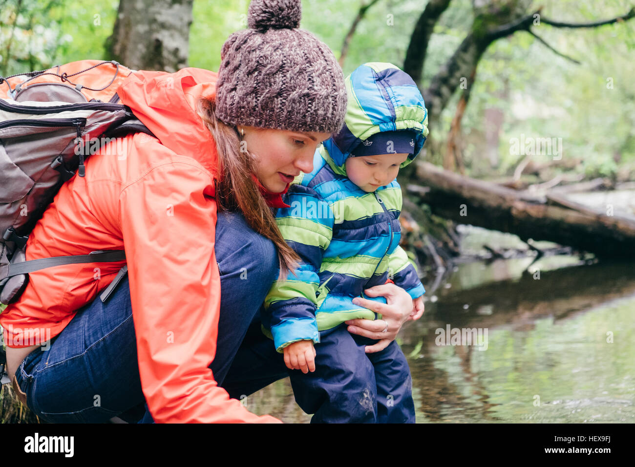 Madre e figlio di esplorare la foresta, Vancouver, British Columbia, Canada Foto Stock