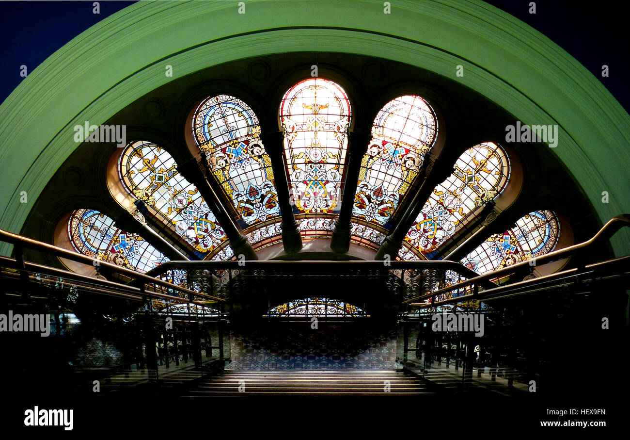 La vetrata colorata del Queen Victoria Building (QVB) di Sydney presenta lo stemma di Sydney. La finestra rappresenta simbolicamente il commercio (alveare), il commercio (nave a vela) e il porto naturale (delfini) della città, insieme a simboli di architettura e sviluppo immobiliare. Foto Stock