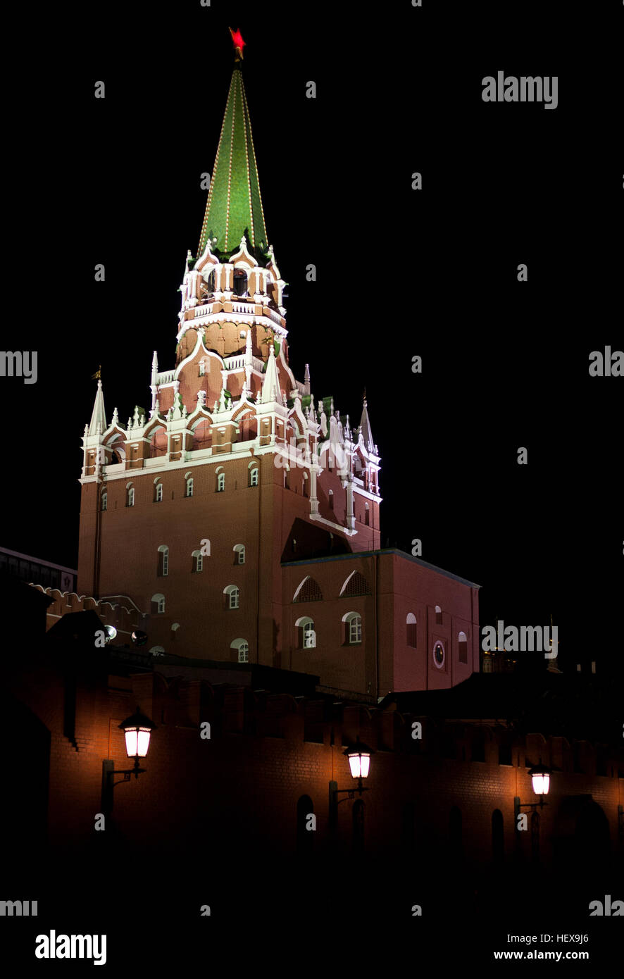 Il Cremlino torre illuminata di notte a Mosca, Russia Foto Stock