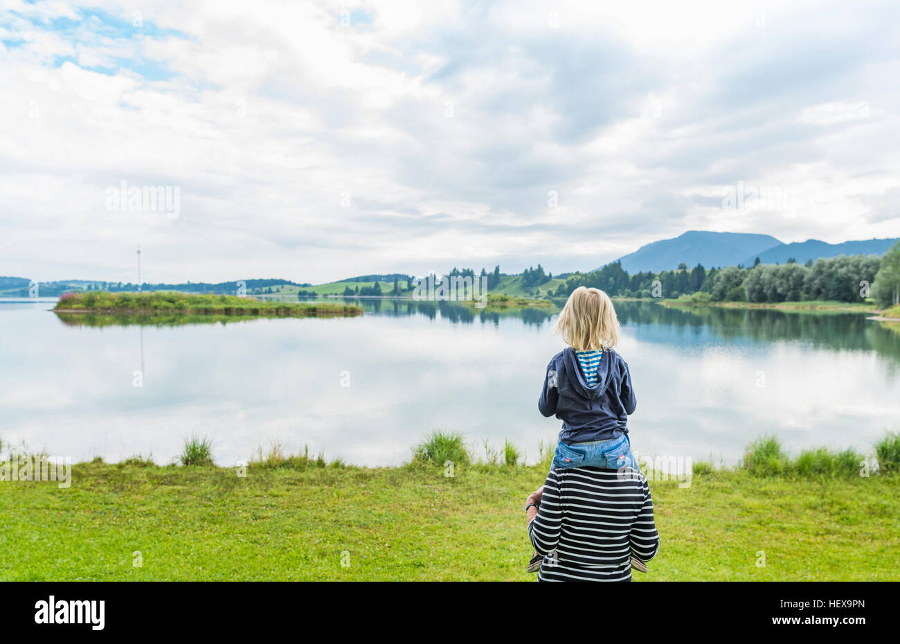 Vista posteriore della nonna nipote che porta sulle spalle, Fuessen, Baviera, Germania Foto Stock