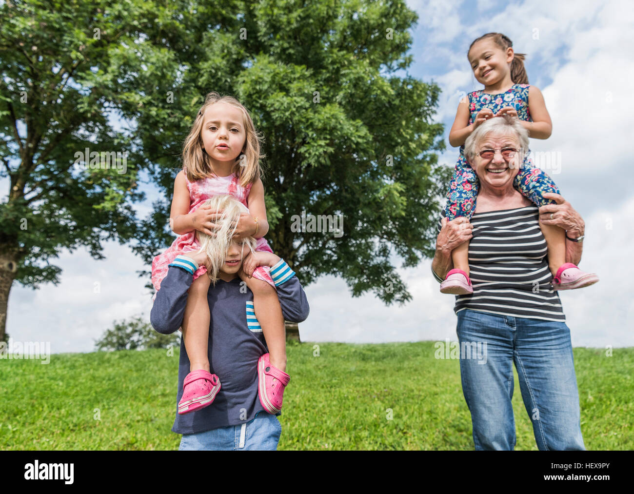 Nonna e nipote di ragazze che porta sulle spalle, Fuessen, Baviera, Germania Foto Stock