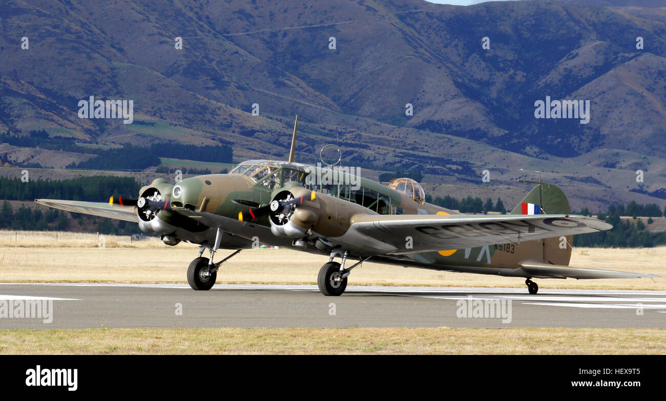 L'Avro Anson Mk1, un bimotore della seconda guerra mondiale, fu ampiamente utilizzato per ricognizione, protezione da convogli e operazioni anti-sommergibili. L'Avro MH-120 è l'ultimo esempio in grado di volare, ripristinato alla sua configurazione militare originale dopo essere stato utilizzato per scopi civili in Australia e nuova Zelanda. Foto Stock