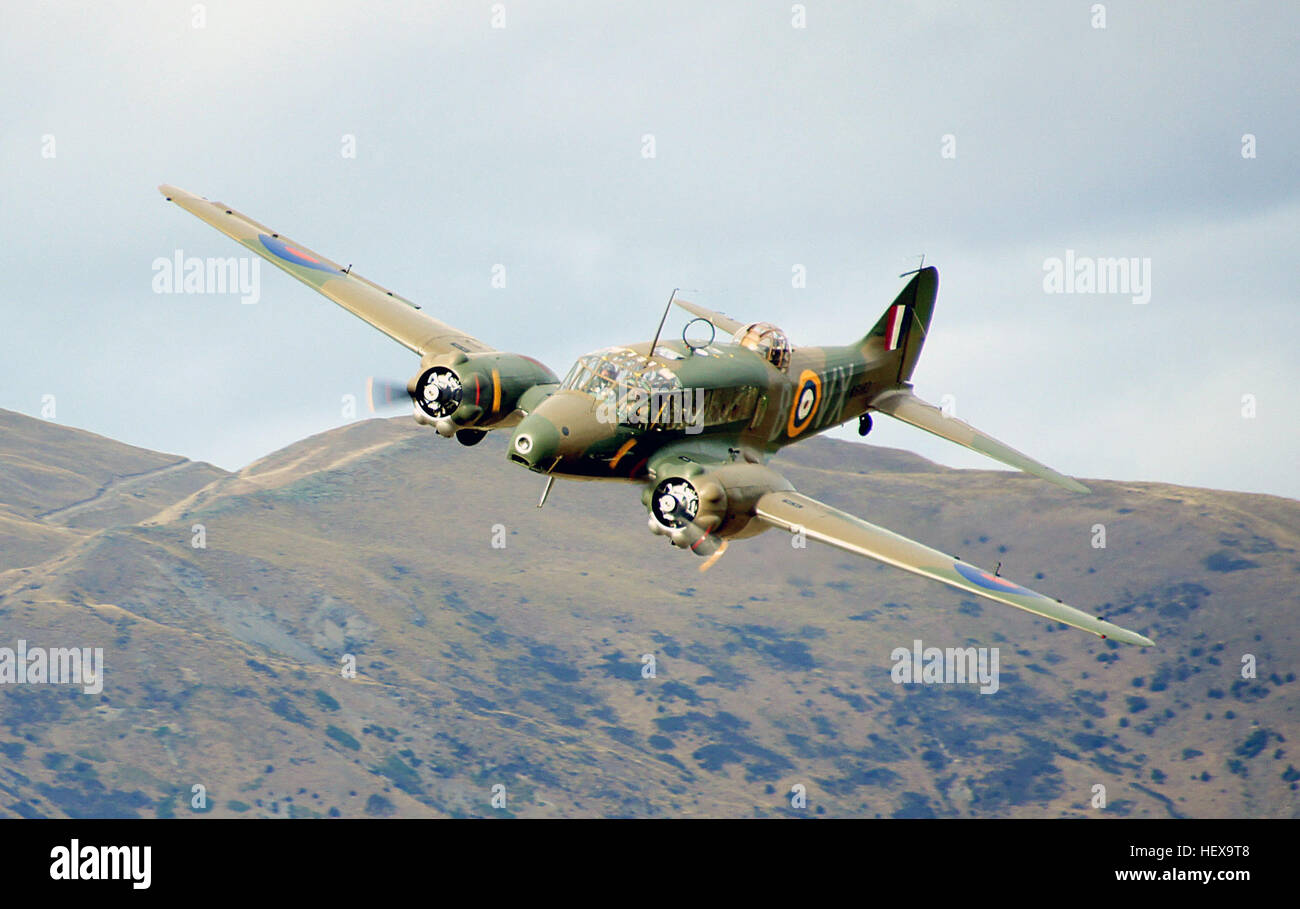 Avro Anson Trainer l'Avro Anson era un britannico bimotore, multi-ruolo di aeromobili che servita con la Royal Air Force, Fleet Air Arm, Royal Canadian Air Force e da numerose altre forze aeree prima, durante e dopo la Seconda Guerra Mondiale. Velocità massima: 303 km/h lunghezza: 13 m di apertura alare: 17 m prima di volo: Marzo 24, 1935 introdotto: 1936 pensionati: Giugno 28, 1968 Produttore: Avro Foto Stock