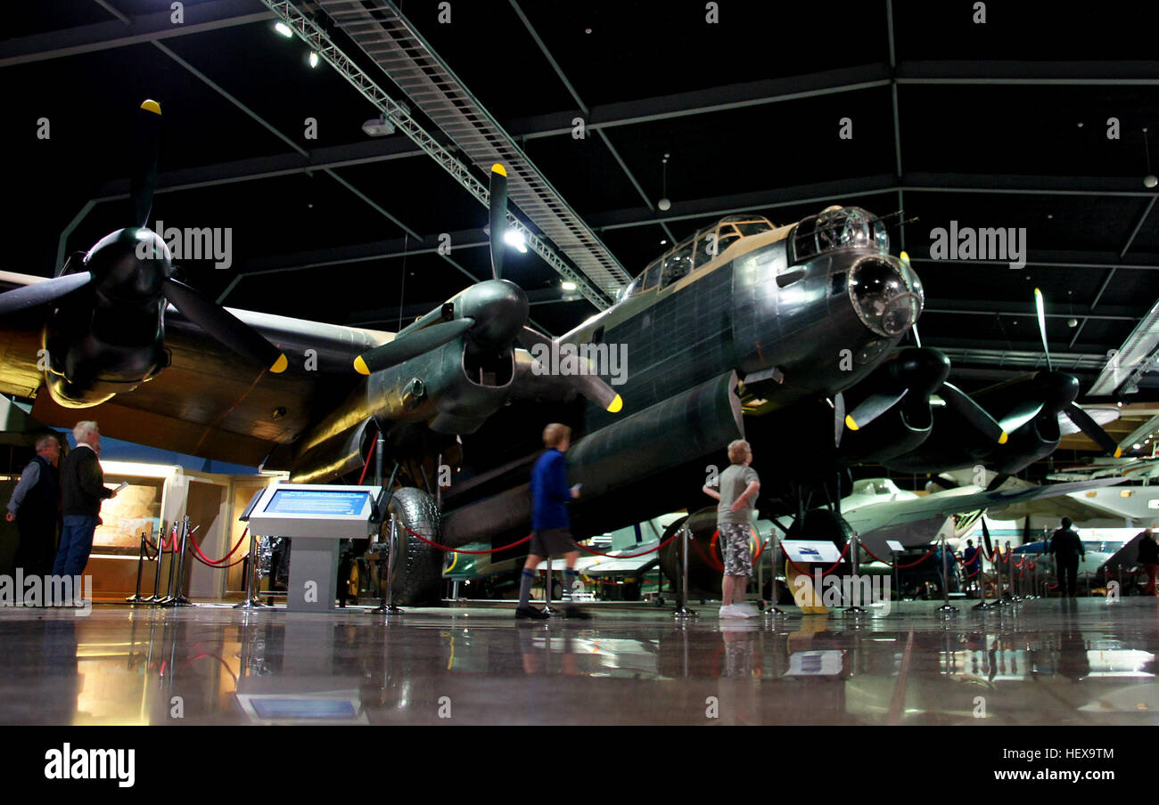 L'Avro Lancaster, presente nella collezione MOTAT Aircraft, è uno dei velivoli più iconici della seconda guerra mondiale. Questo bombardiere quadrimotore servì con il Bomber Command durante la guerra e la sua esposizione serve come tributo agli aviatori neozelandesi che combatterono sulla Germania durante il conflitto. Foto Stock