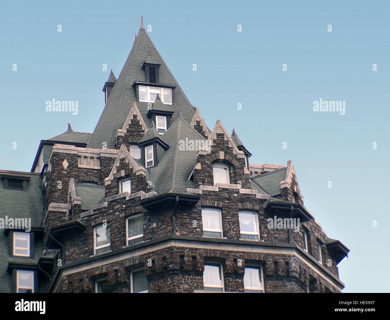 Il Banff National Park, situato in Alberta, Canada, è rinomato per il suo incredibile paesaggio alpino, che include montagne aspre, laghi cristallini e luoghi di interesse iconici come il Banff Springs Hotel. Patrimonio dell'umanità dell'UNESCO, il parco è una destinazione popolare per le attività all'aperto come escursioni, sci al Sunshine Village Resort ed esplorare la Trans-Canada Highway attraverso le Montagne Rocciose. Foto Stock