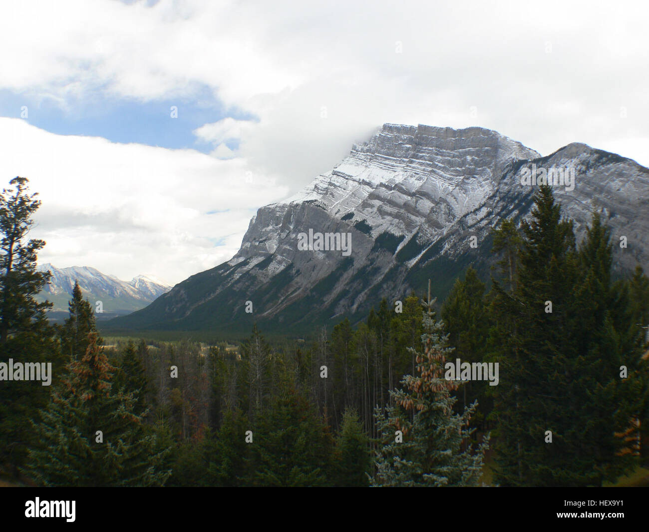 Paesaggio alpino nel Parco Nazionale di Banff, Alberta, Canada. Conosciuto per le sue viste mozzafiato, il parco presenta montagne torreggianti, laghi alimentati dai ghiacciai e una ricca fauna selvatica. È un sito patrimonio dell'umanità dell'UNESCO e una destinazione popolare per le attività all'aperto, come escursioni a piedi e sci. Foto Stock