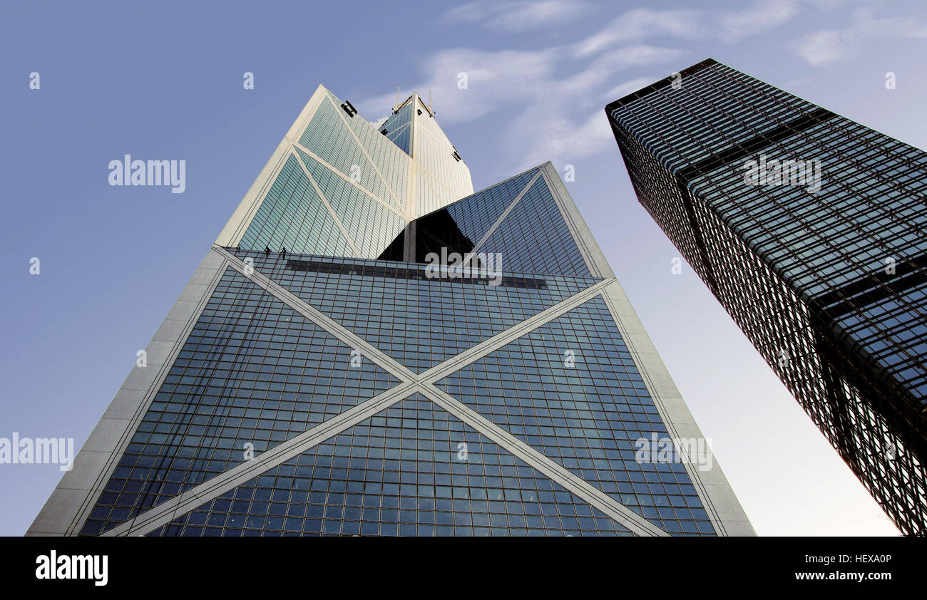 Altezza di segni vitali: 367.4 metri piani: 70 Architetto: I.M. Pei il prisma-come la facciata del 367.4m Bank of China Tower è diventata uno degli skyline di Hong Kong è più riconoscibile e apprezzato le funzionalità. Il lavoro di rinomati cinese-architetto americano I.M. Pei, il 70 edificio di forma asimmetrica è pura geometria ed è stata confrontata ad una pianta di bambù, la quale si estende il suo tronco successivamente superiore con ogni nuovo burst di crescita. Una piattaforma di osservazione al 43° piano offre buone vedute della centrale. Foto Stock