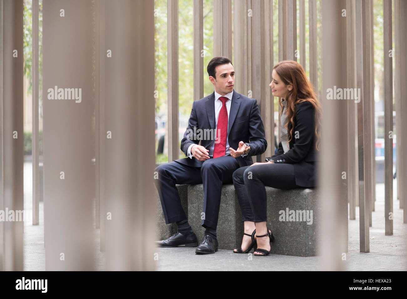 Gli imprenditori seduti nella città di parlare Foto Stock