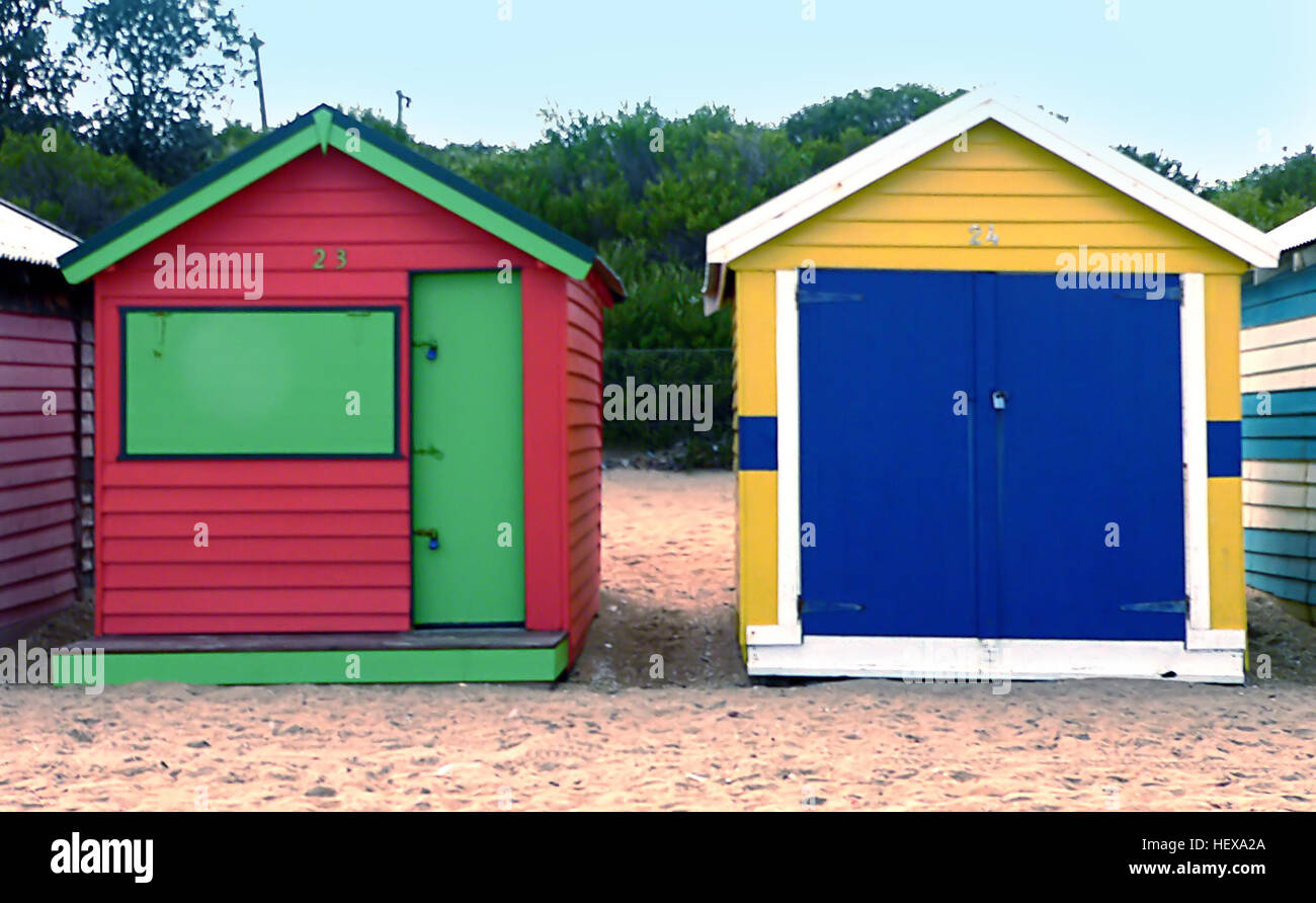 Le cabine da bagno colorate fiancheggiano le rive di Brighton Beach a Port Phillip Bay, Melbourne. Queste strutture iconiche sono una caratteristica popolare della spiaggia, offrendo una vista vivace e pittoresca della costa. Foto Stock